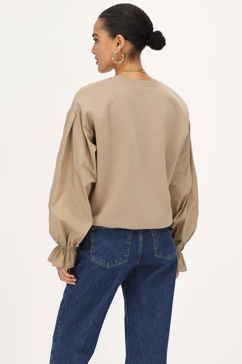 Beige sweater met poplin mouwen