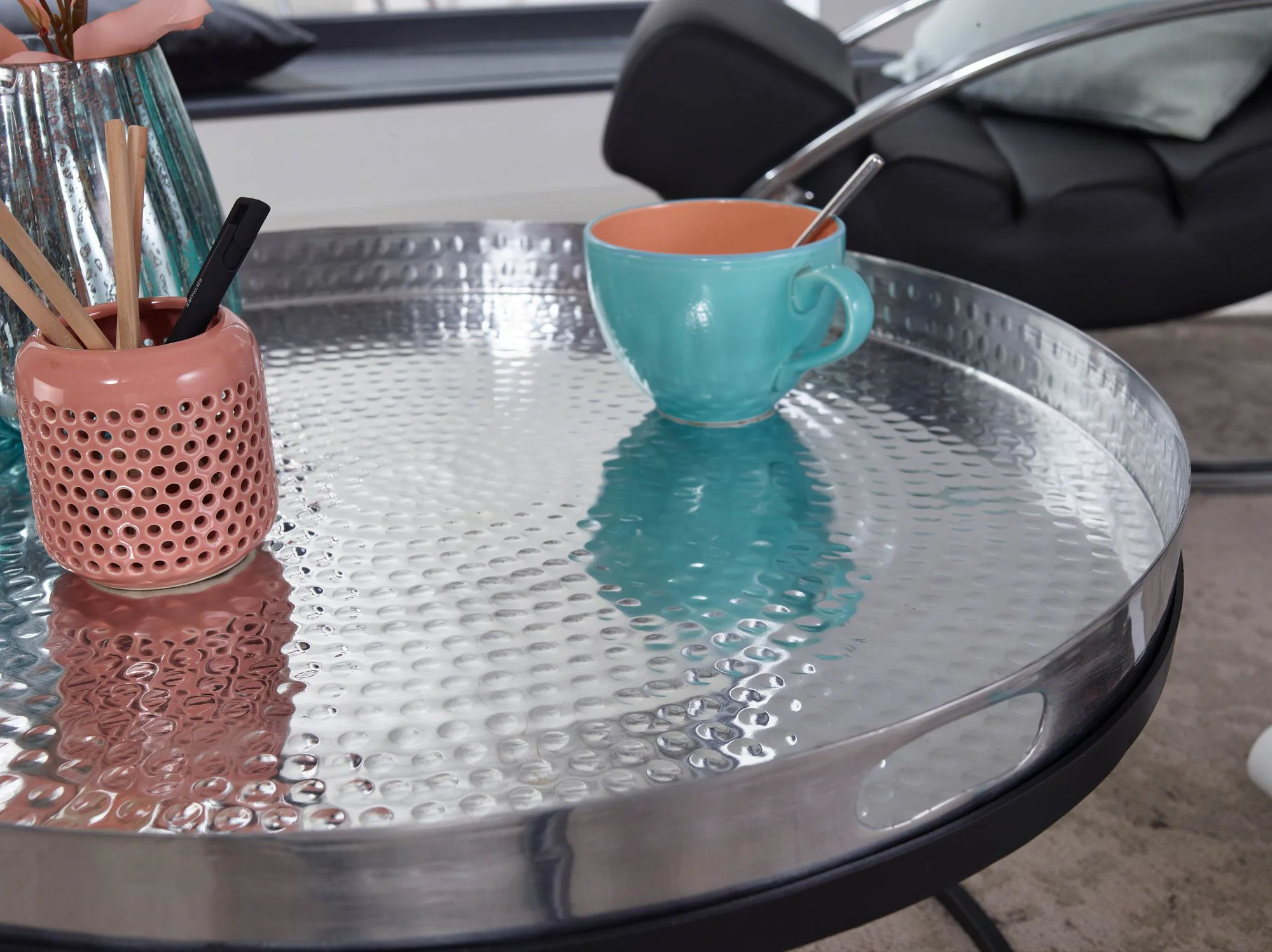 KADIMA DESIGN Couchtisch mit Hammerschlag-Struktur: Abnehmbares Tablett, Hammerschlag-Struktur, 62x62x36 cm, Aluminium und Eisen, silber-schwarz.