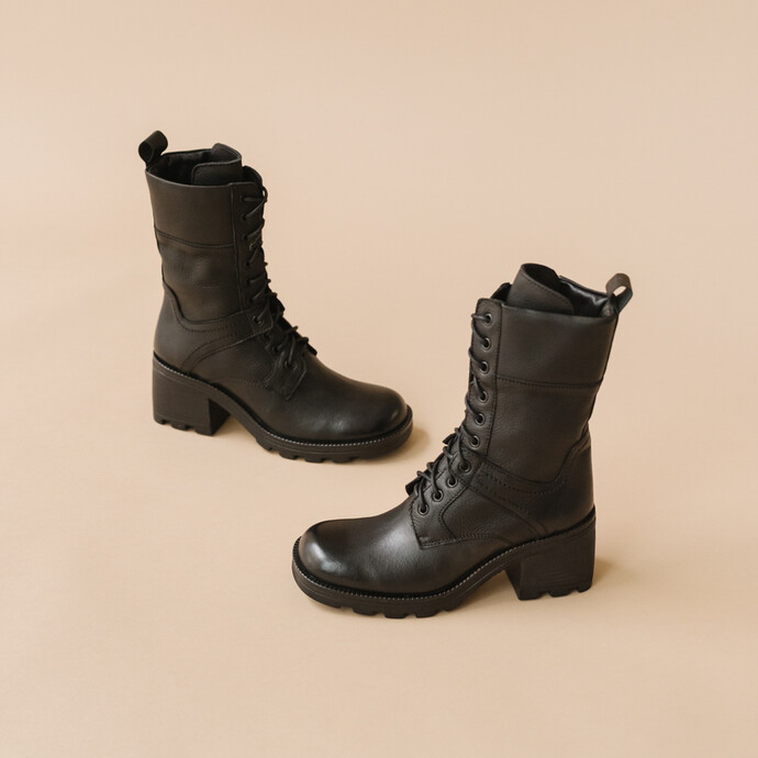 Boots à lacets, talons épais et semelles crantées  en cuir vieilli noir