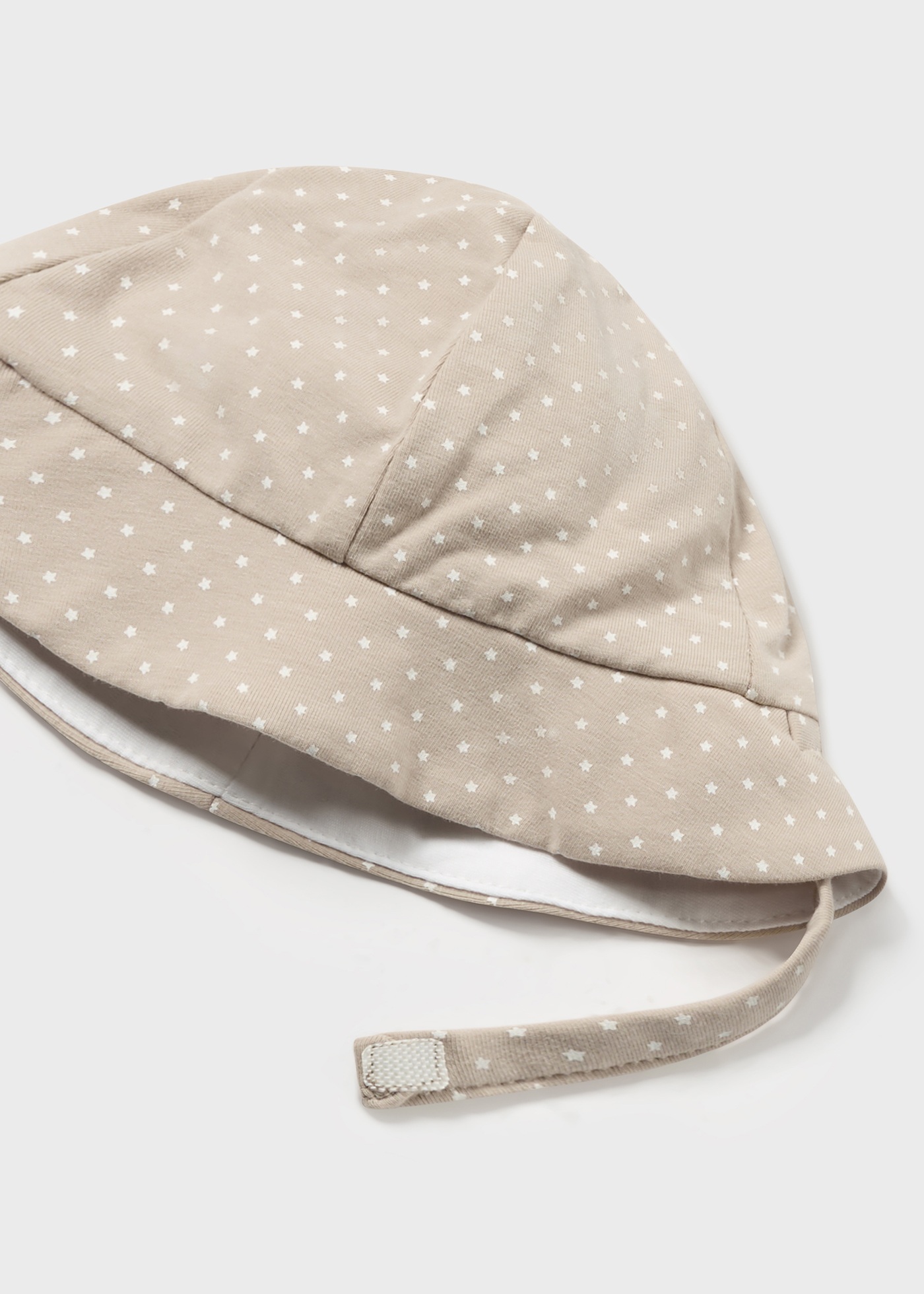 Macacão Better Cotton para recém-nascido com estampa de eucalipto e gorro.