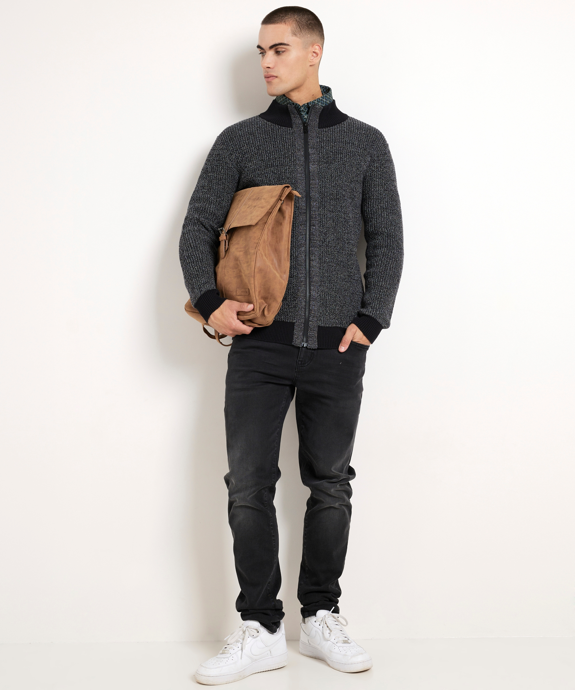 vest met zwarte boorden