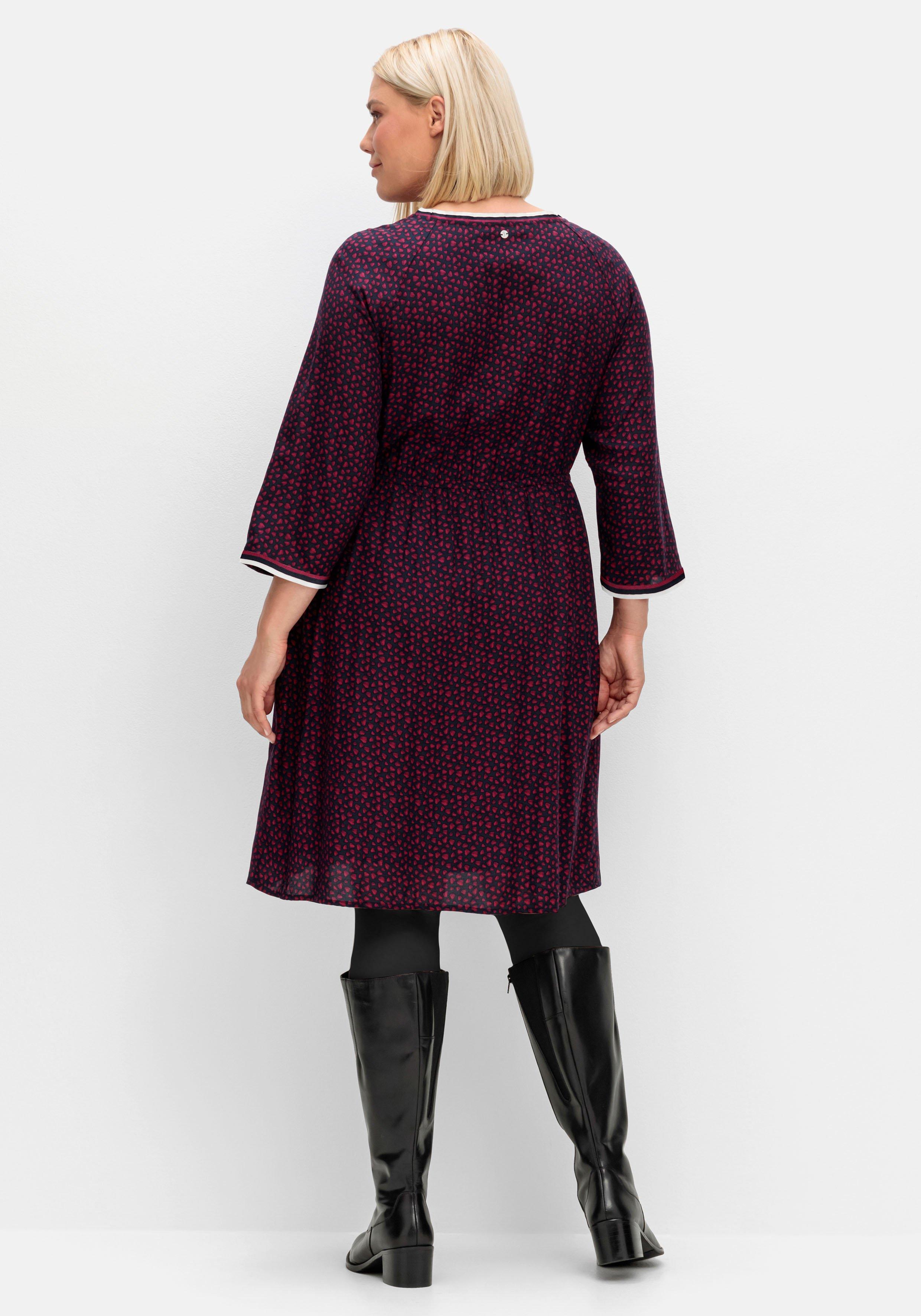 Tailliertes Kleid mit Alloverprint und kurzer Knopfleiste