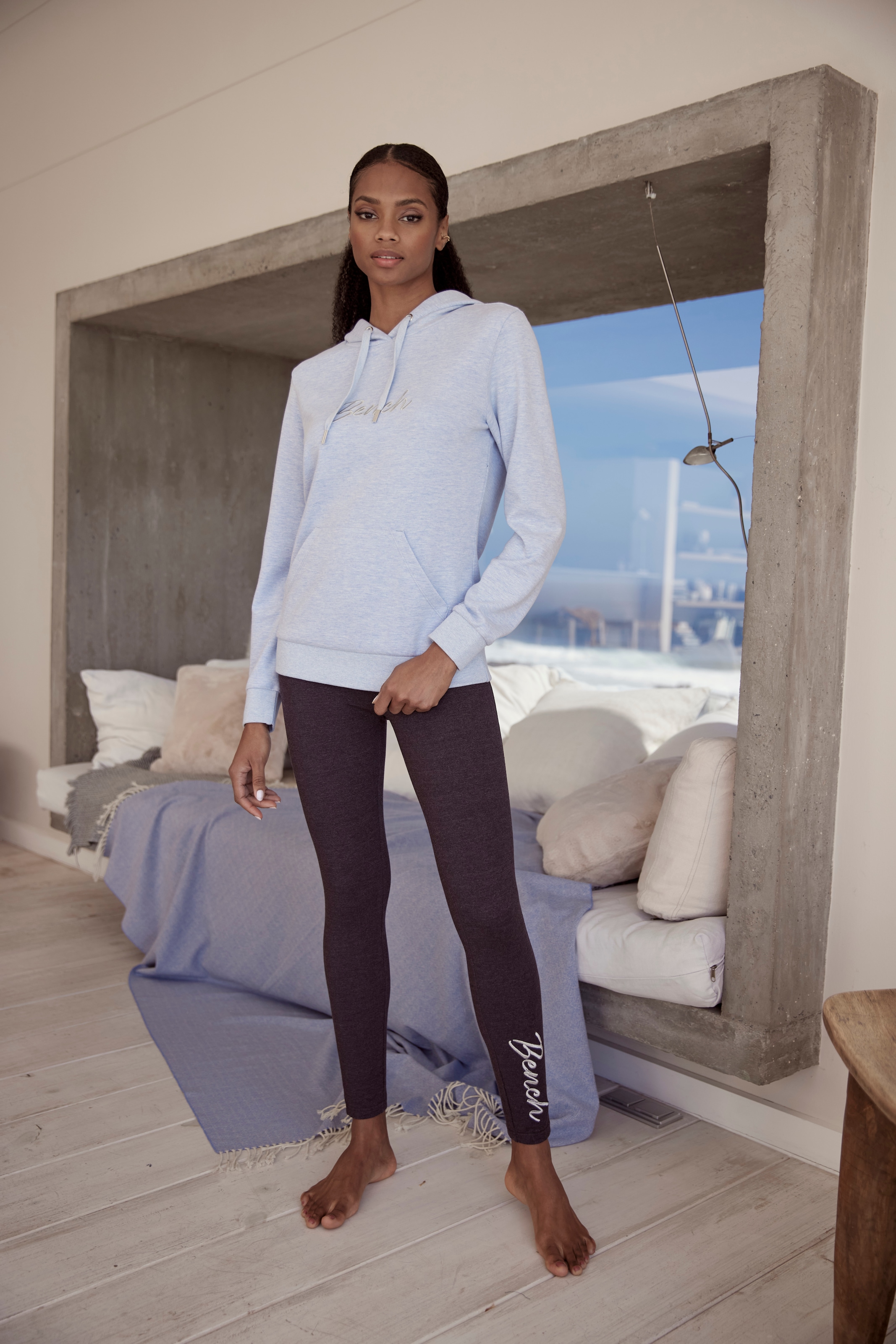Bench. Loungewear Kapuzensweatshirt , mit glänzender Logostickerei, Loungewear, Loungeanzug