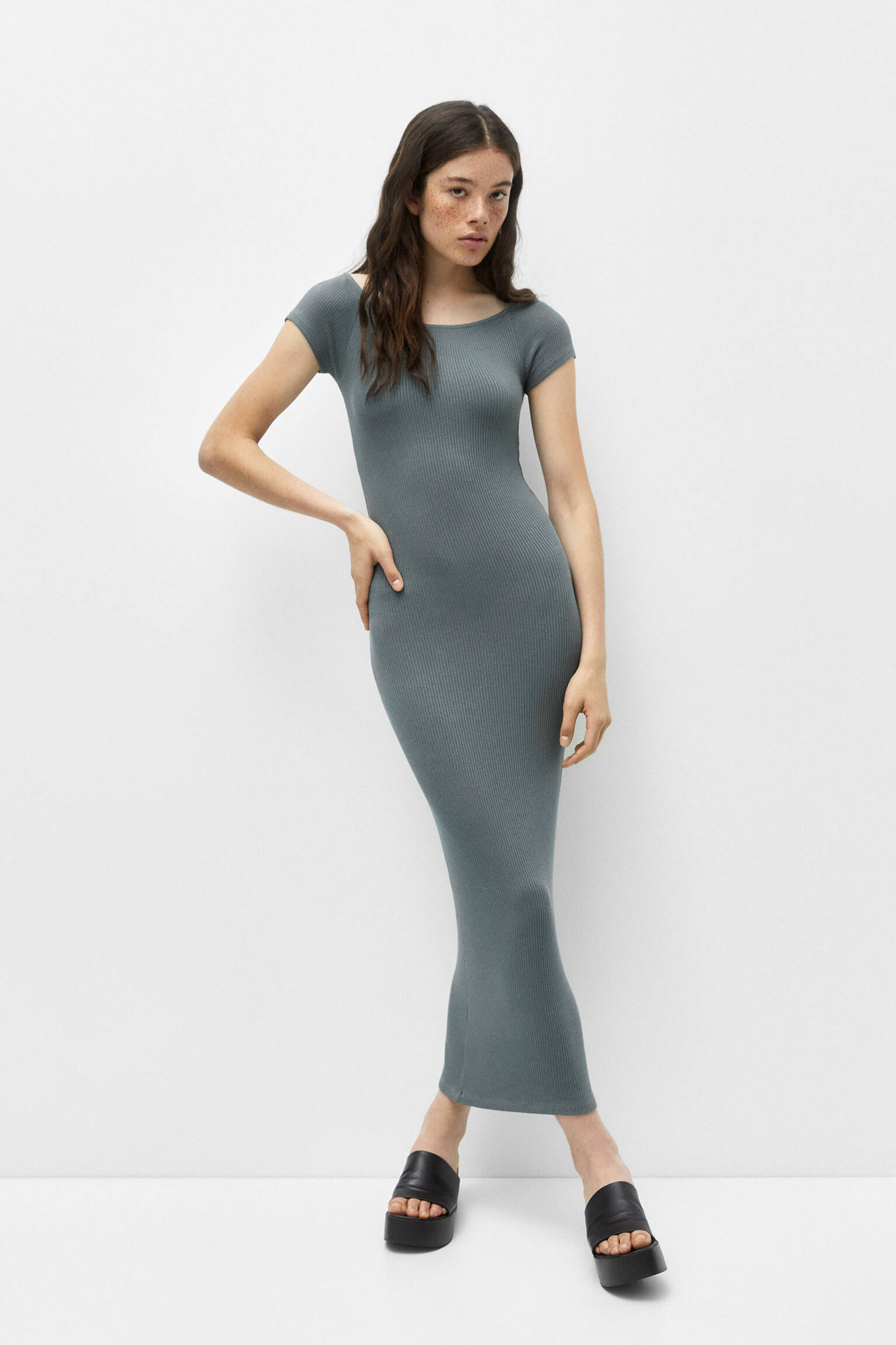 VESTIDO LONGO COM OMBROS À MOSTRA - VERDE