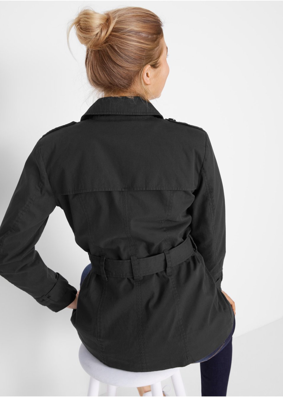 Trench-coat court
