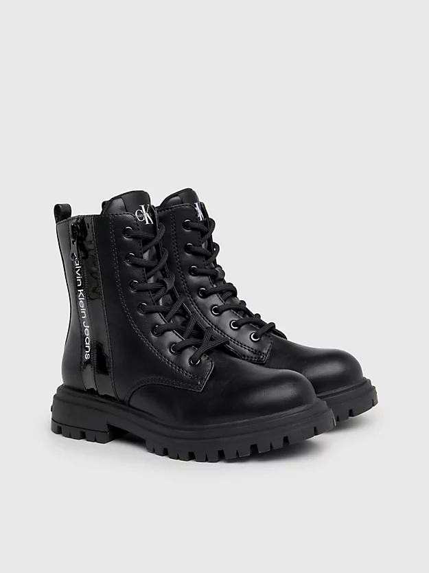 Botas infantis com cadarço