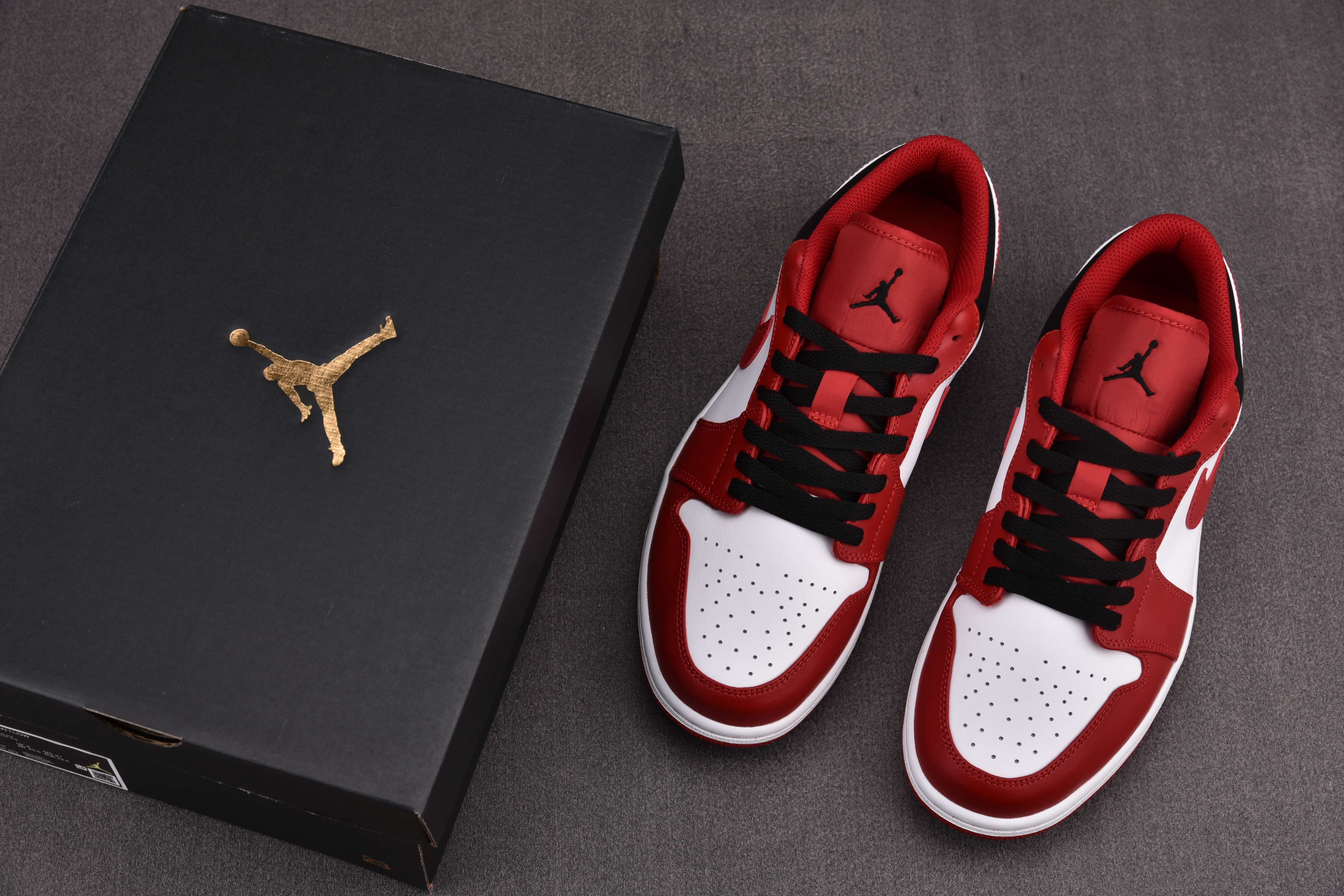 Jordan 1 Low Bulls