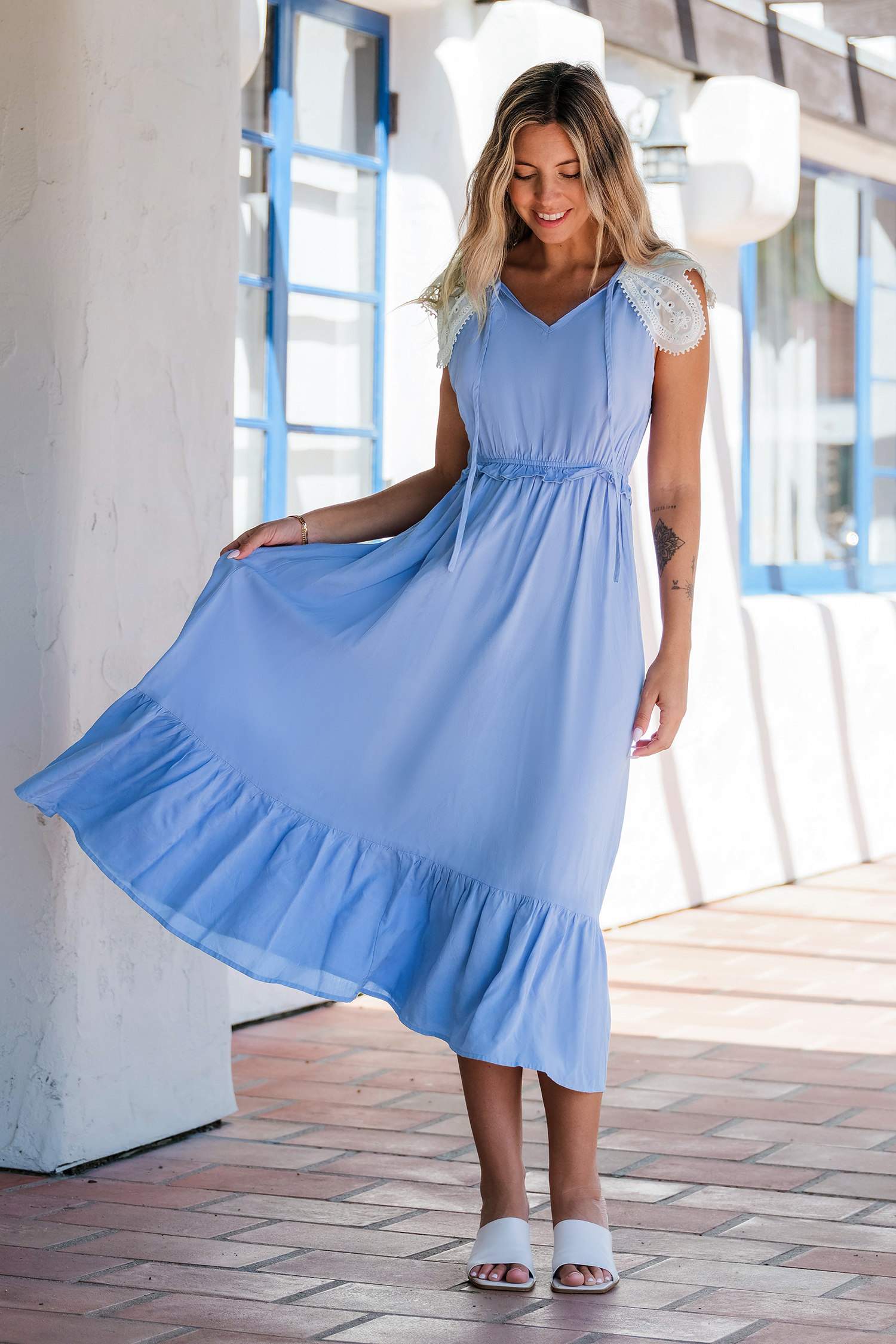 Robe maxi à col fendu et manches en dentelle bleu ciel