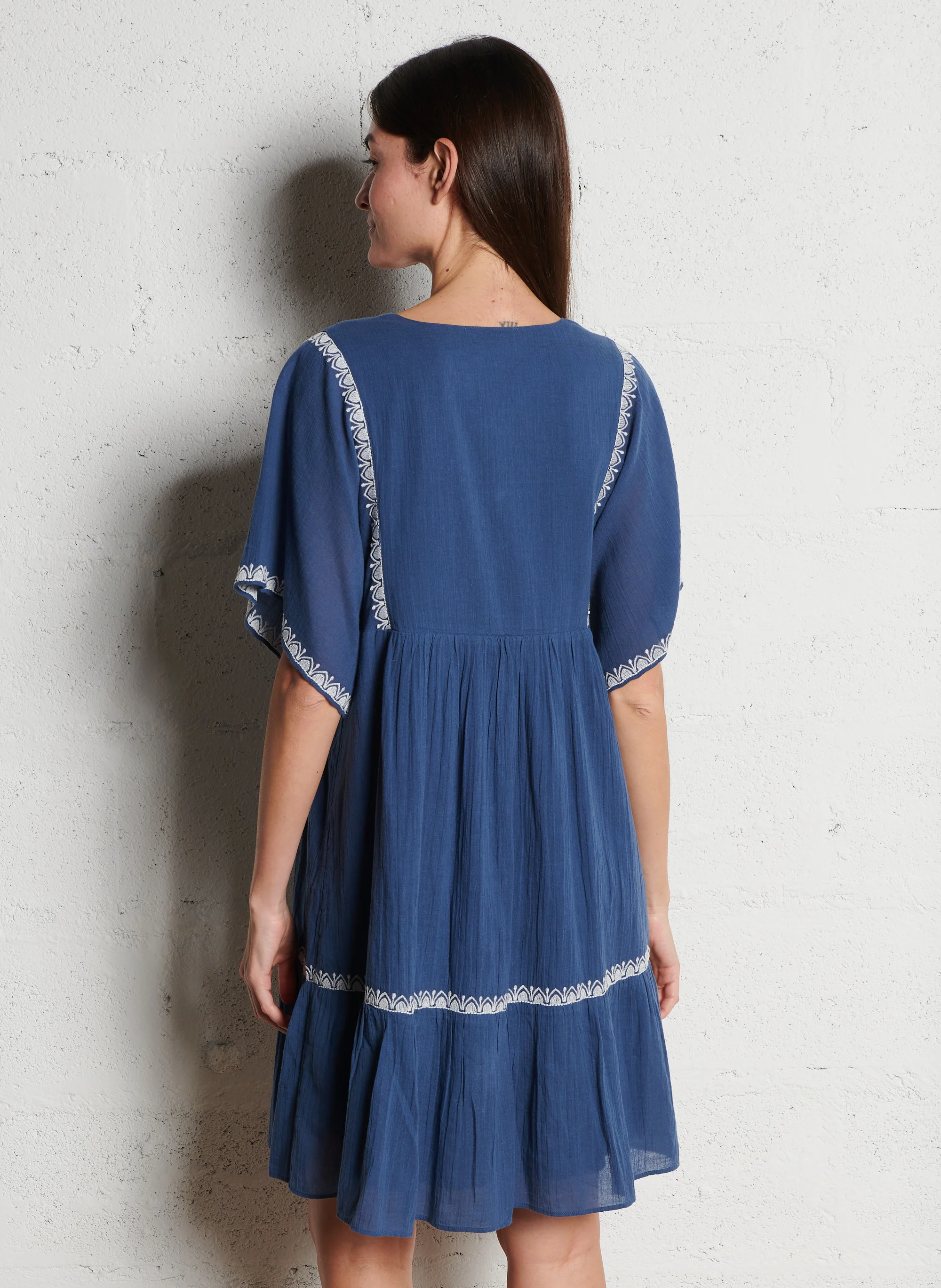 RALABAKA - Robe courte col V brodée en coton | Bleu