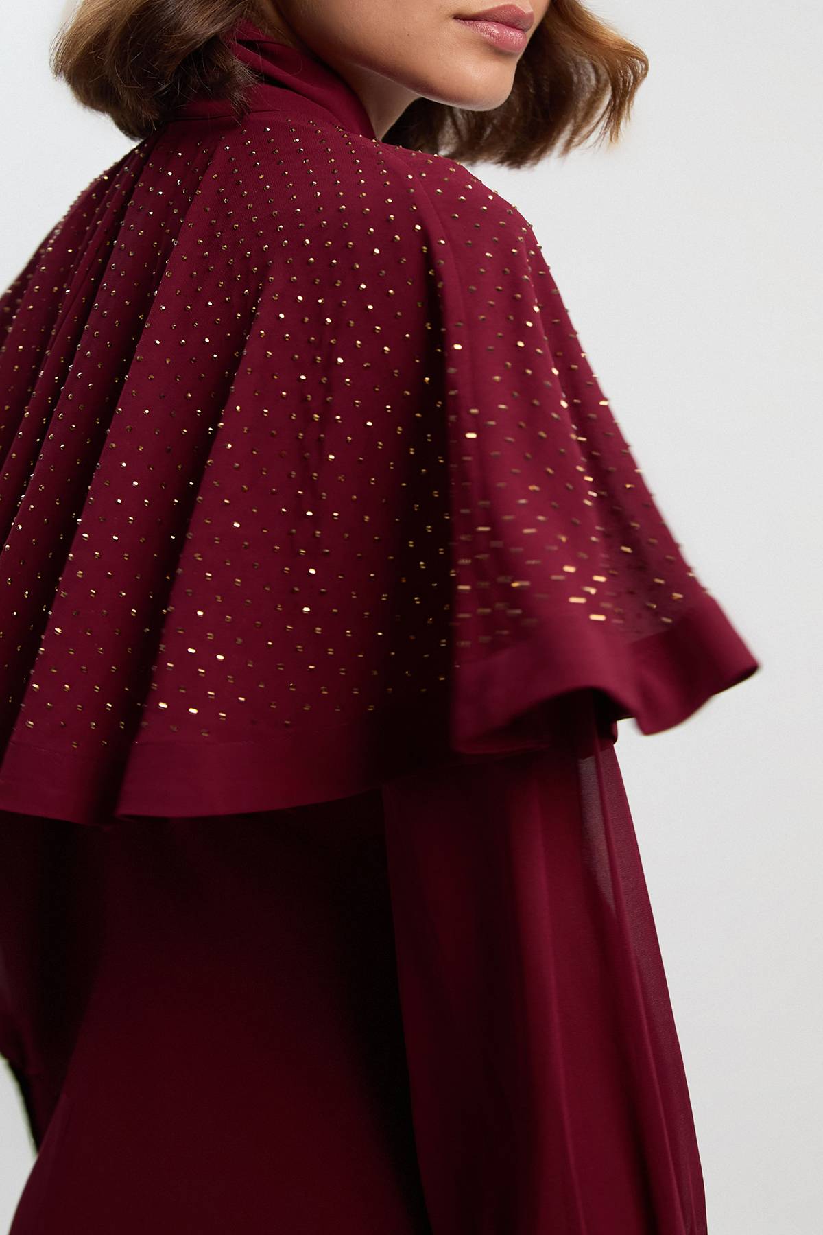 KarenMillen Robe Maxi Tissée à Cape avec Détail Col Noué et Clous Thermocollés