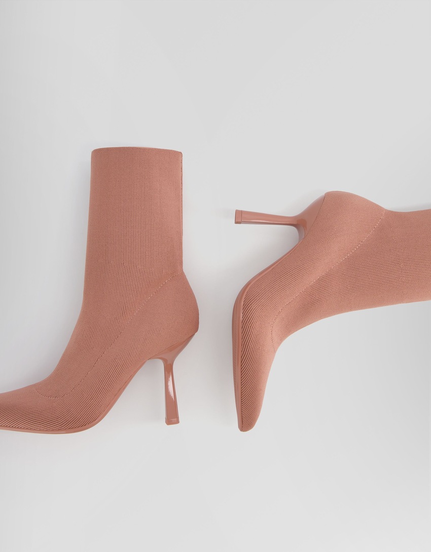 Botas de cano curto com salto alto e modelagem ajustada
