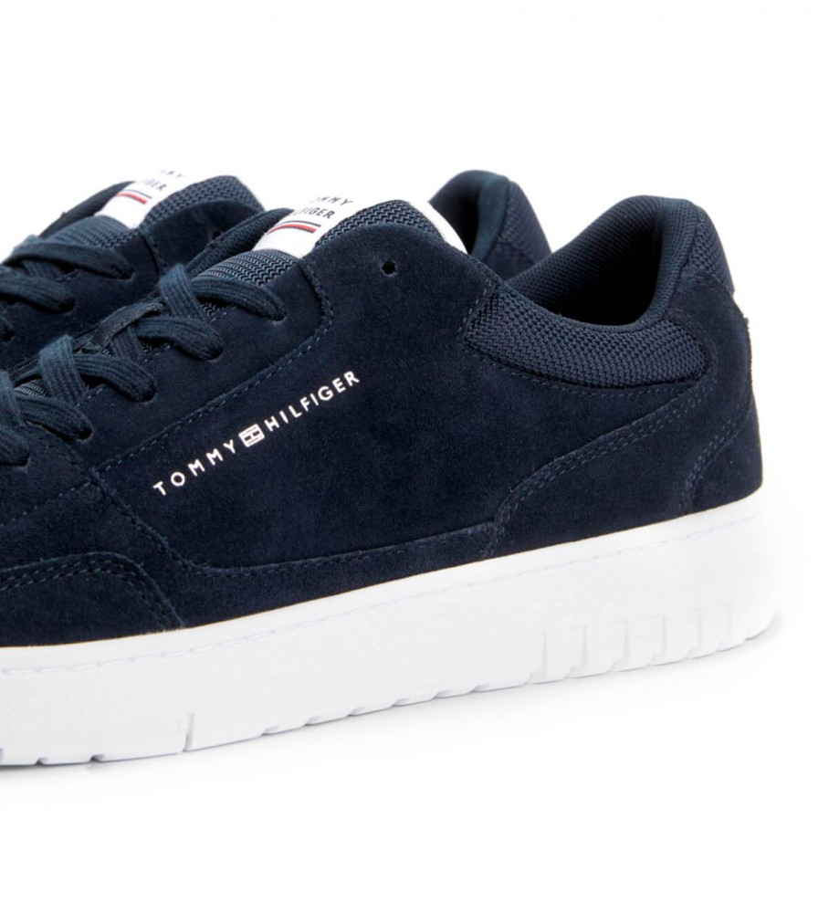 Tênis Tommy Hilfiger azul-marinho de camurça com sola de borracha.