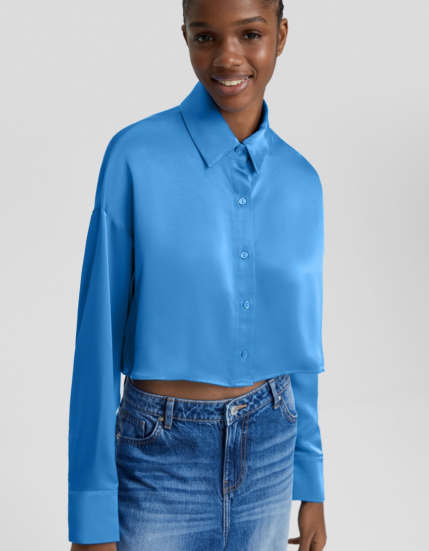 Camisa cropped de cetim com mangas compridas