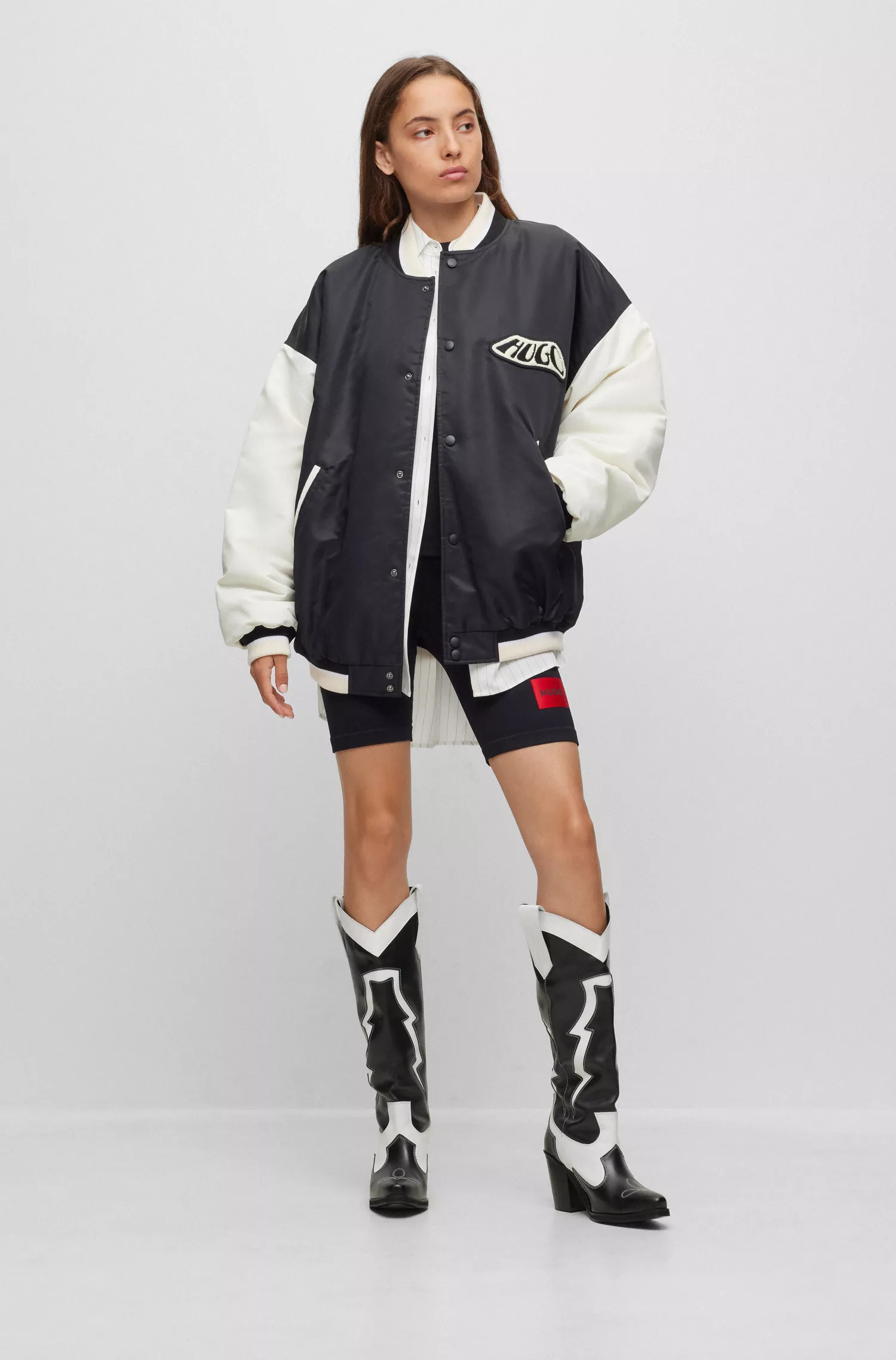 Jaqueta bomber estilo universitário HUGO vermelha, repelente à água, com emblema da marca.