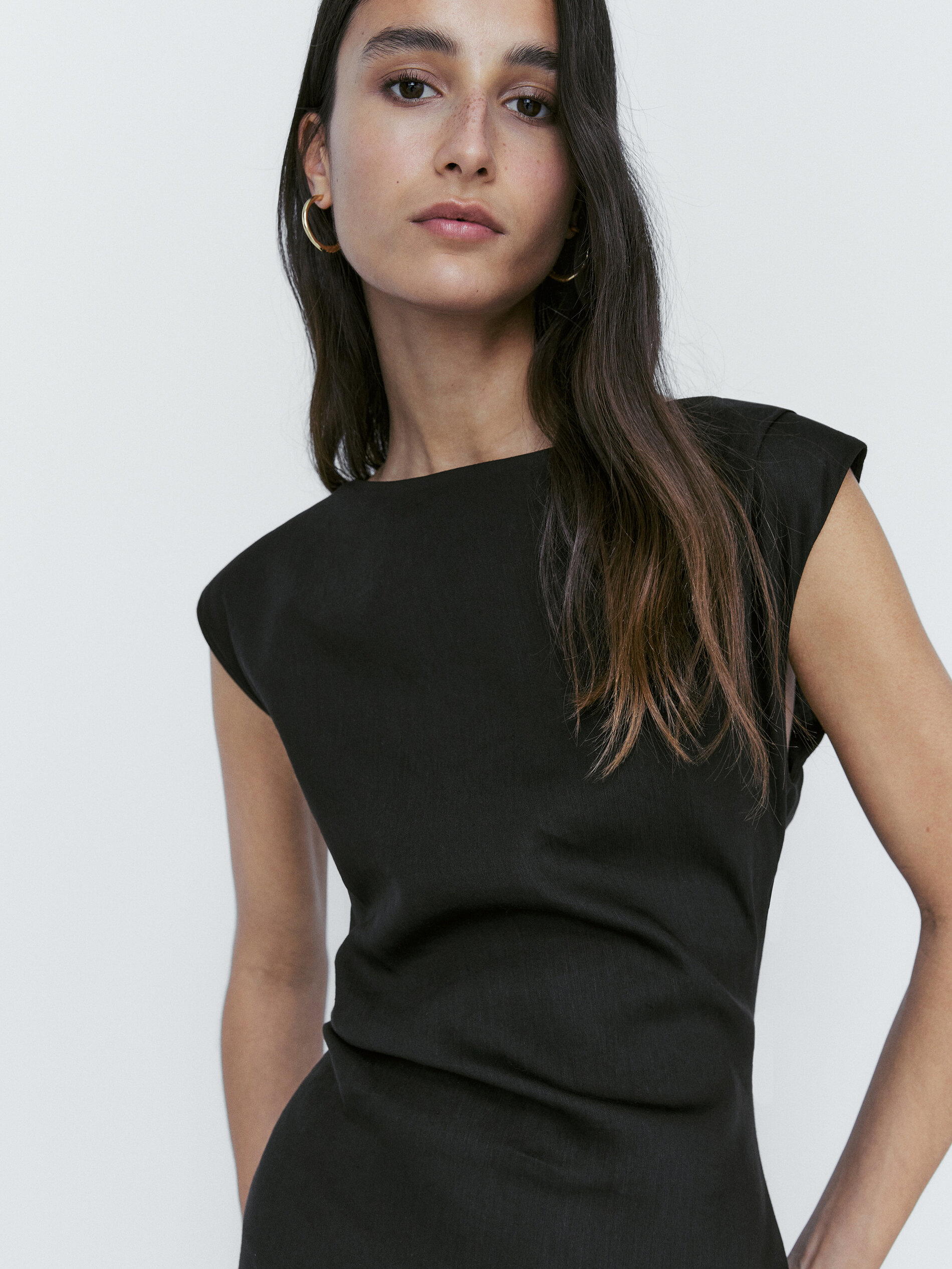 Vestido de linho mezcla com franzido lateral - PRETO