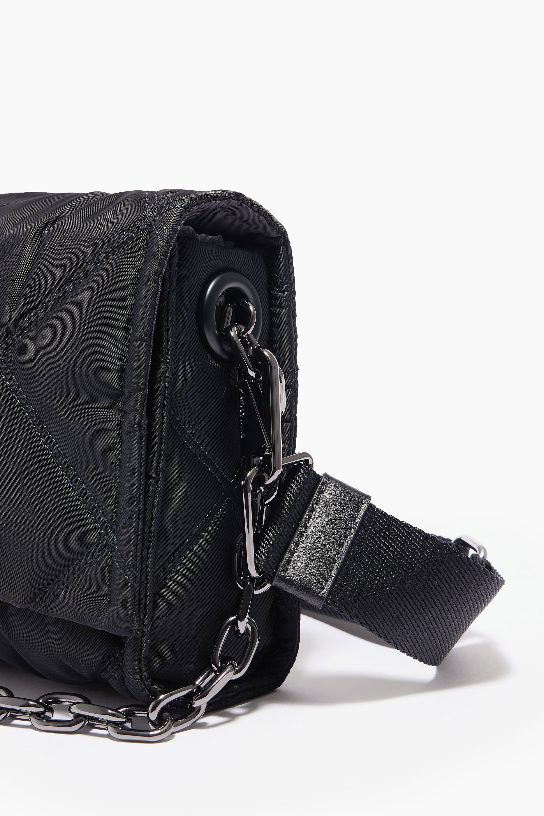 Bolsa de ombro M em nylon com aba, preta.
