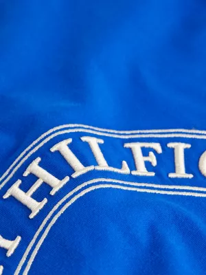 Camiseta com bordado de logotipo