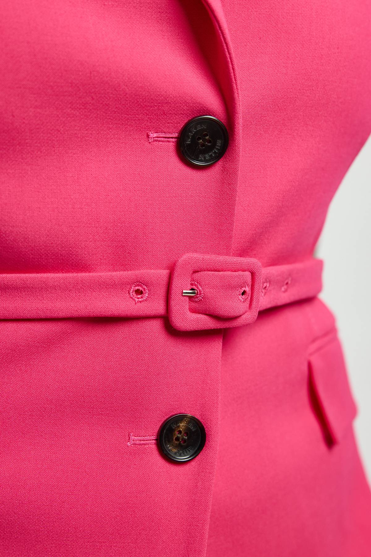 KarenMillen Blazer Sans Manches Ceinturé En Crêpe Structuré Coupe Ajustée Grande Taille