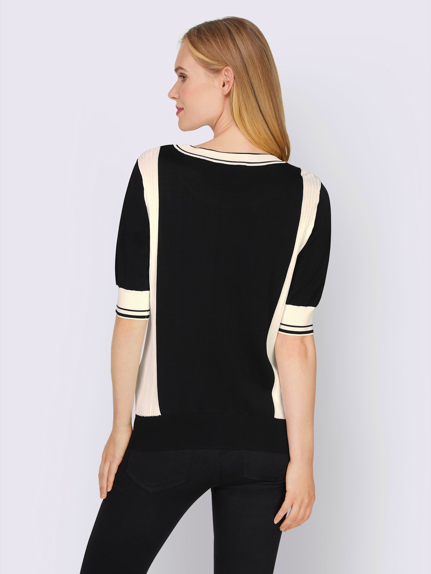 Pull motif tricoté moderne