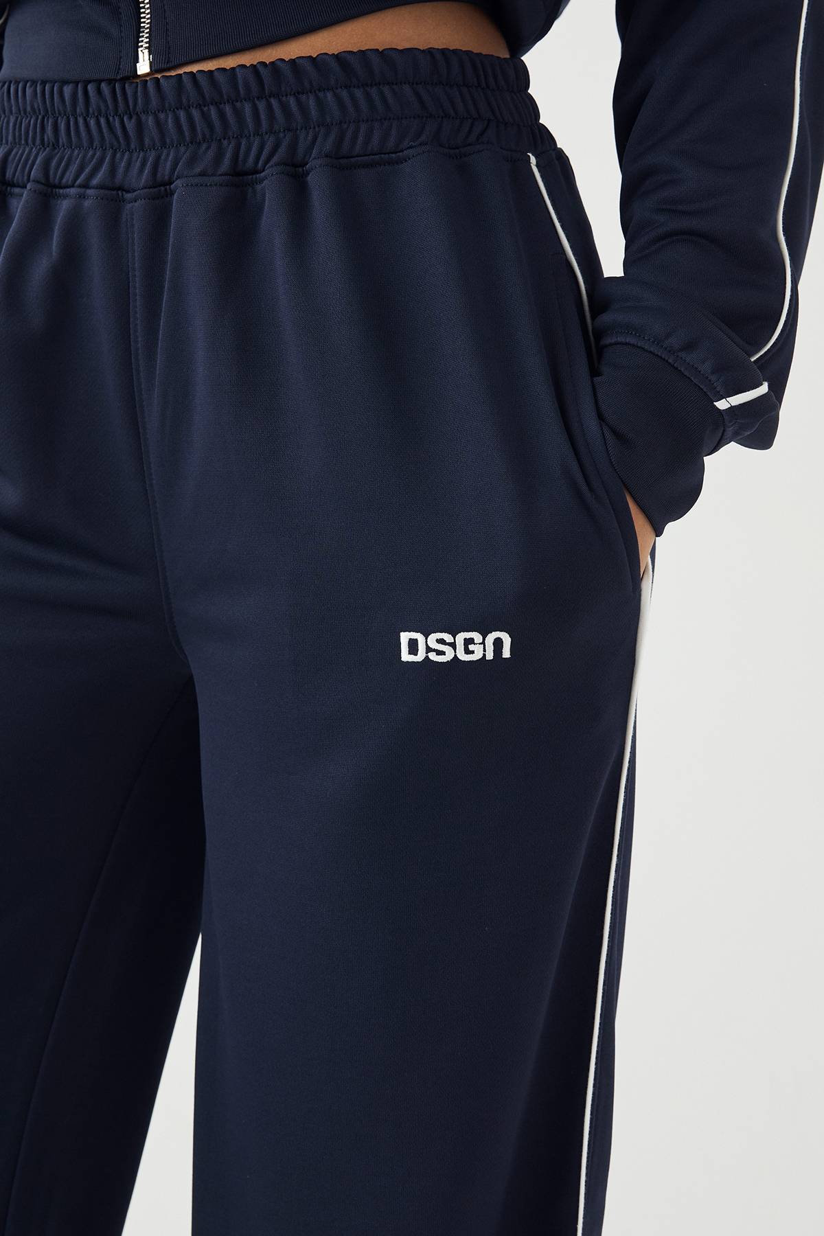 Jogging Jambe Droite avec Détail de Passepoil Tricot DSGN Studio