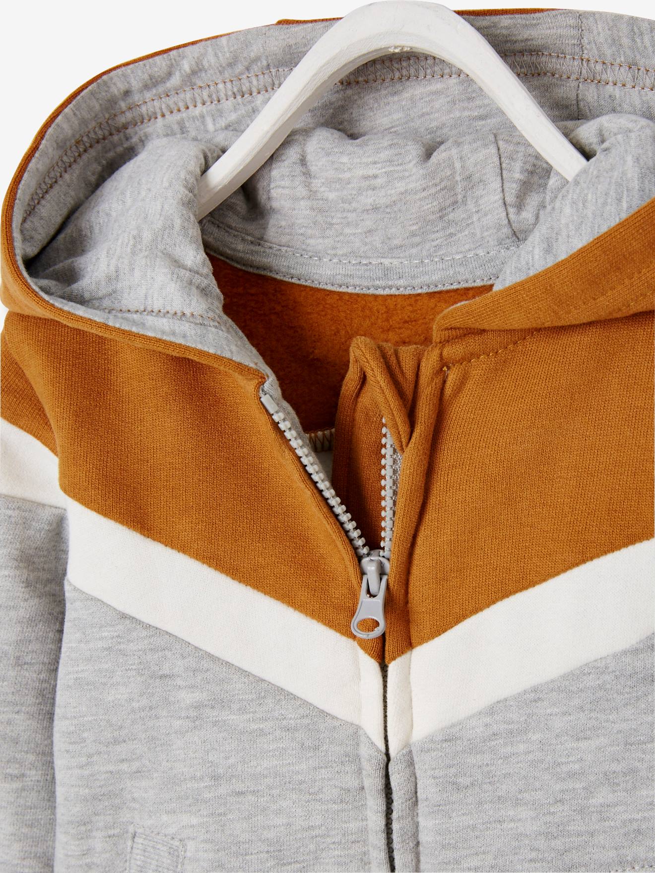 Jaqueta infantil masculina marrom-clara lisa com zíper, capuz e detalhes decorativos.