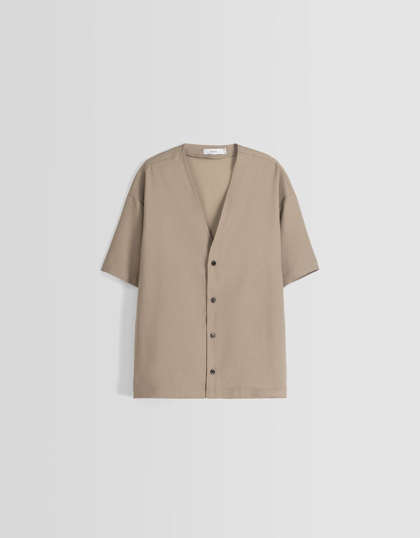 Camisa de manga curta com corte reto e ajustado