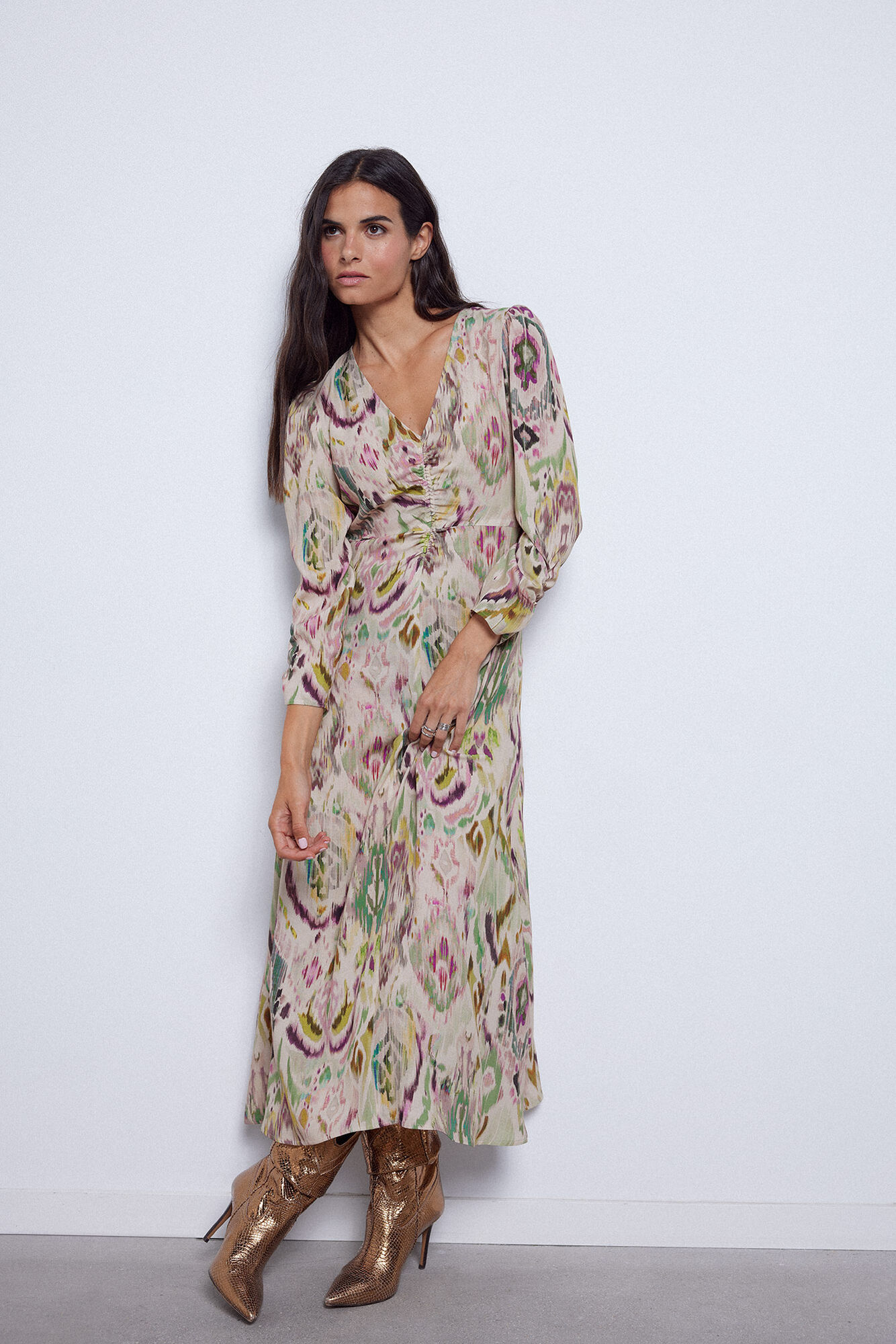Vestido estampado com decote em V