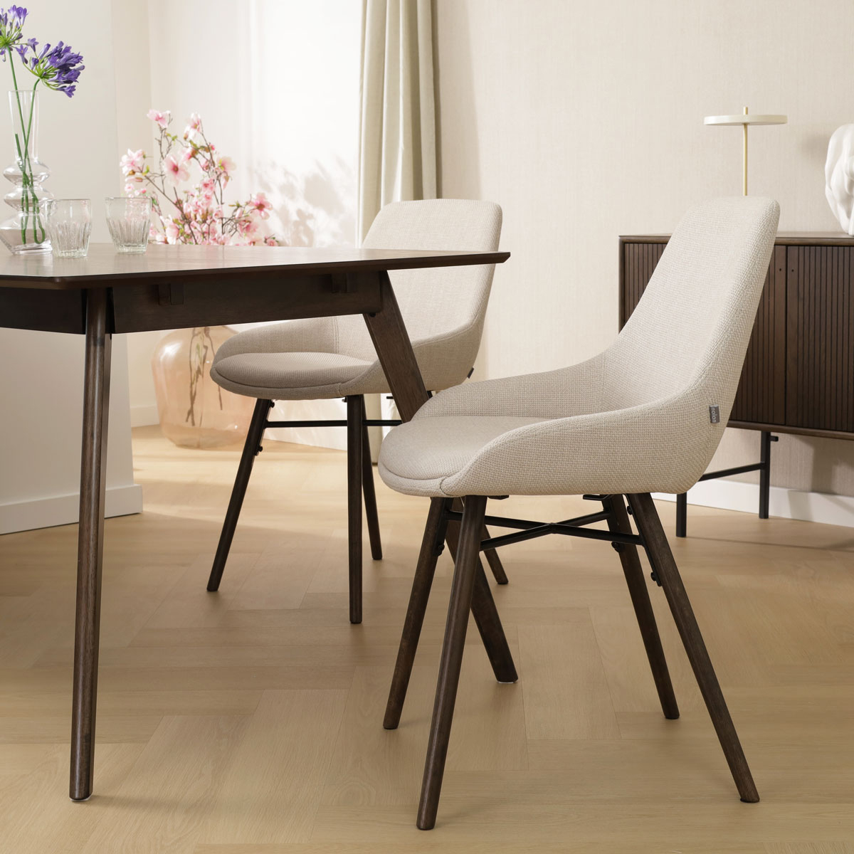 Eetkamerstoel Nena-Isa beige - walnoten onderstel