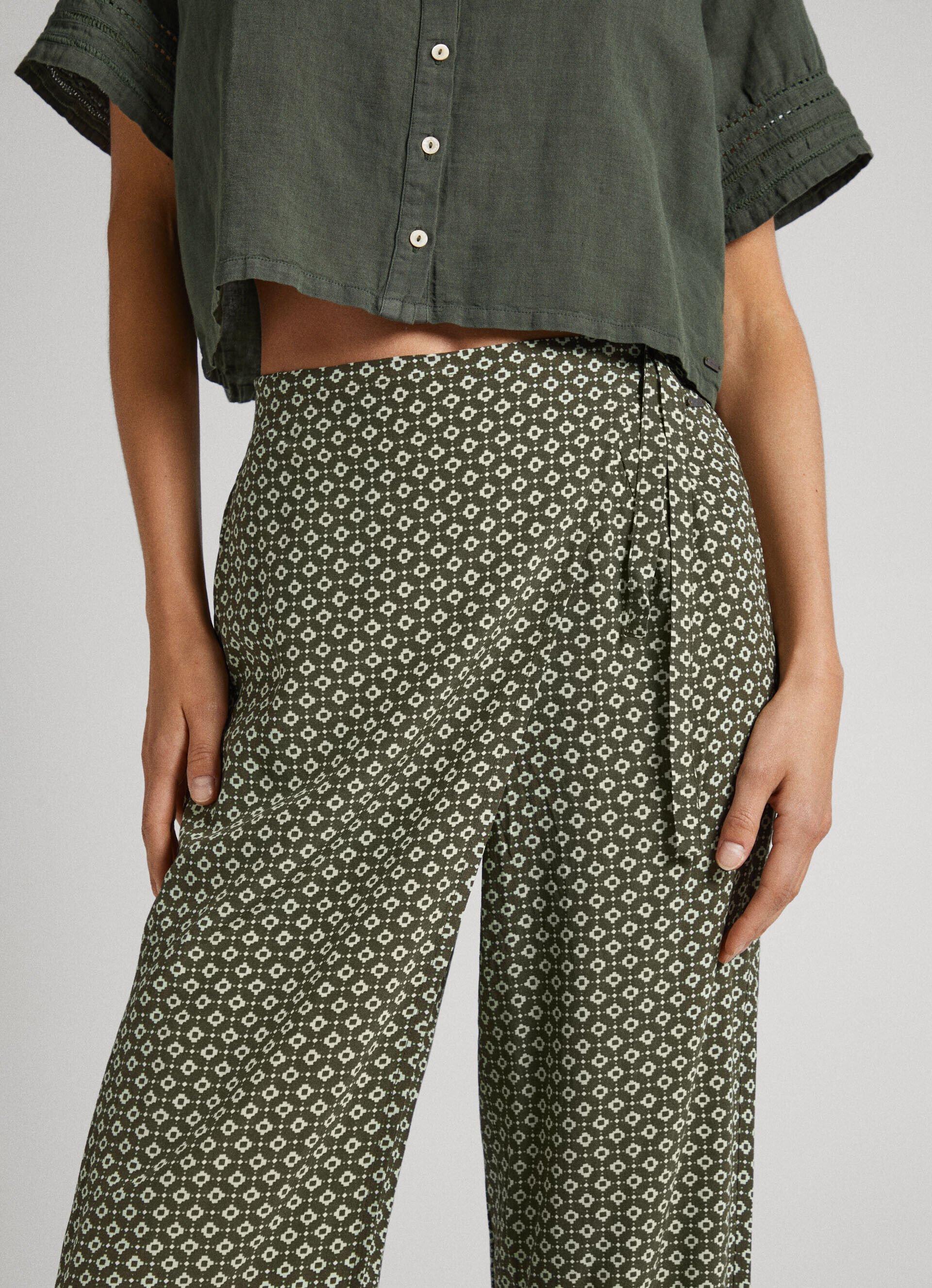 CALÇA COM ESTAMPA GEOMÉTRICA - multicolorida