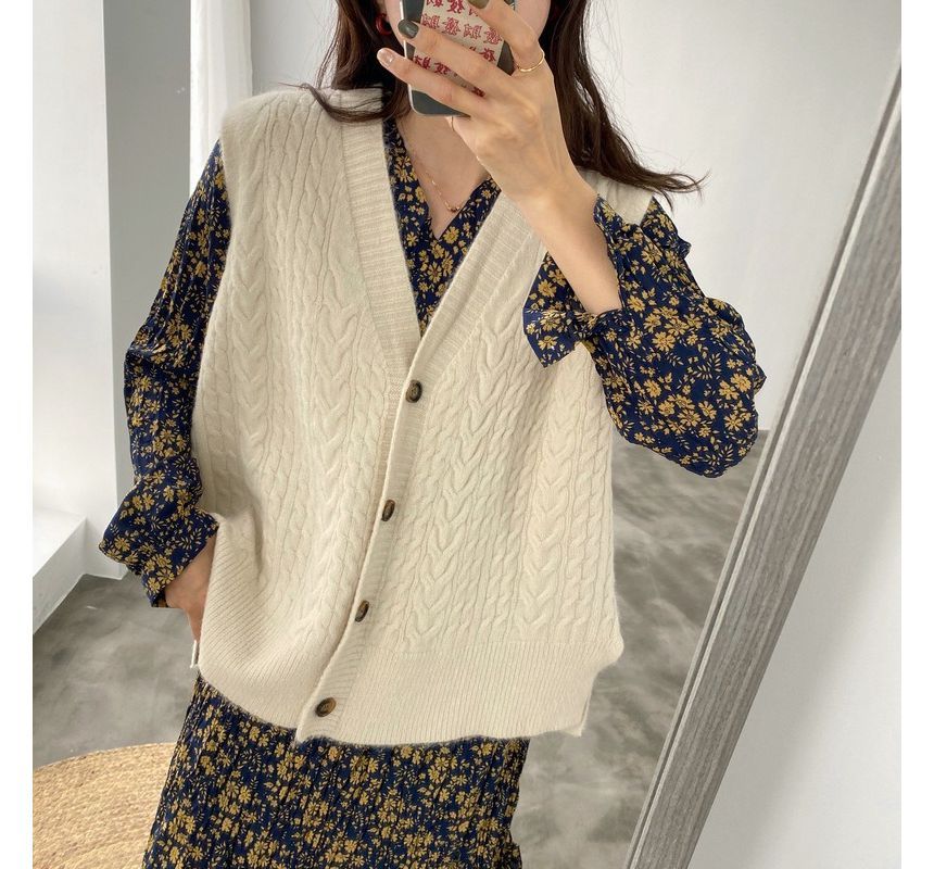 Rred - V-hals effen kabelgebreid vest met knoopjes