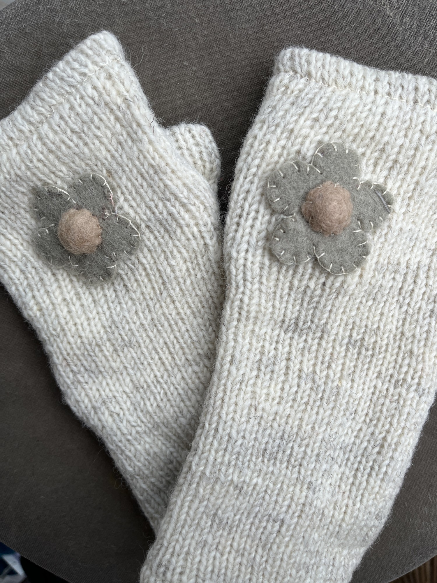 Pulswärmer 'Blume', grau-weiß günstig bestellen