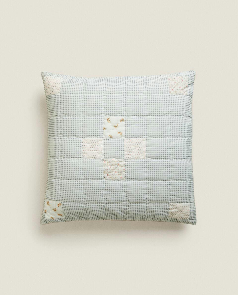 CAPA DE ALMOFADA COM ESTAMPA FLORAL EM PATCHWORK