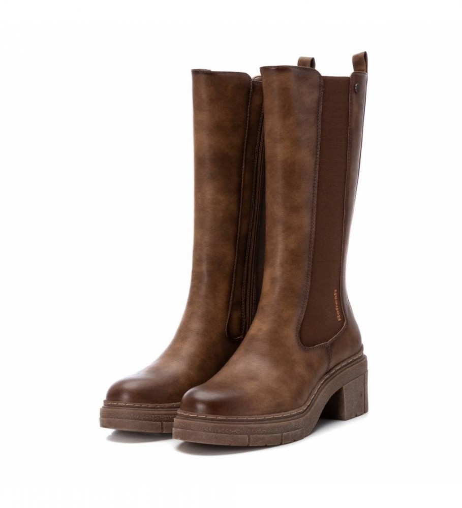 Botas casuais Refresh na cor taupe - Altura do salto: 6 cm -