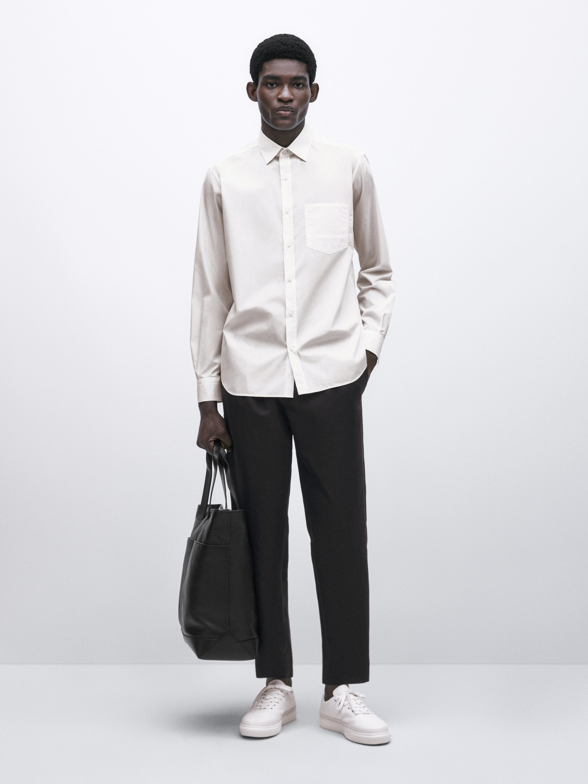 Camisa de algodão com botões e modelagem relaxada - Studio - BRANCA