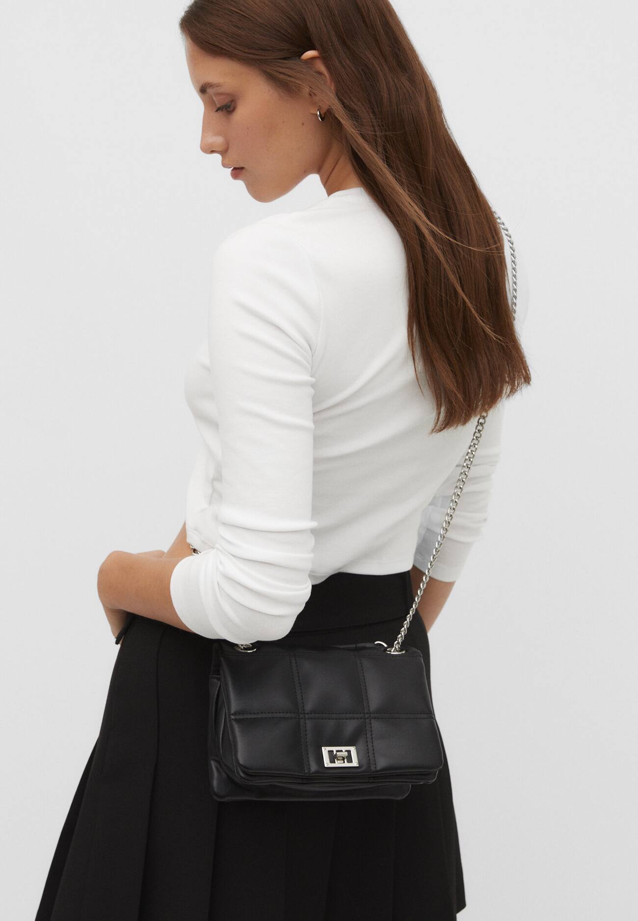Bolsa transversal acolchoada com fecho