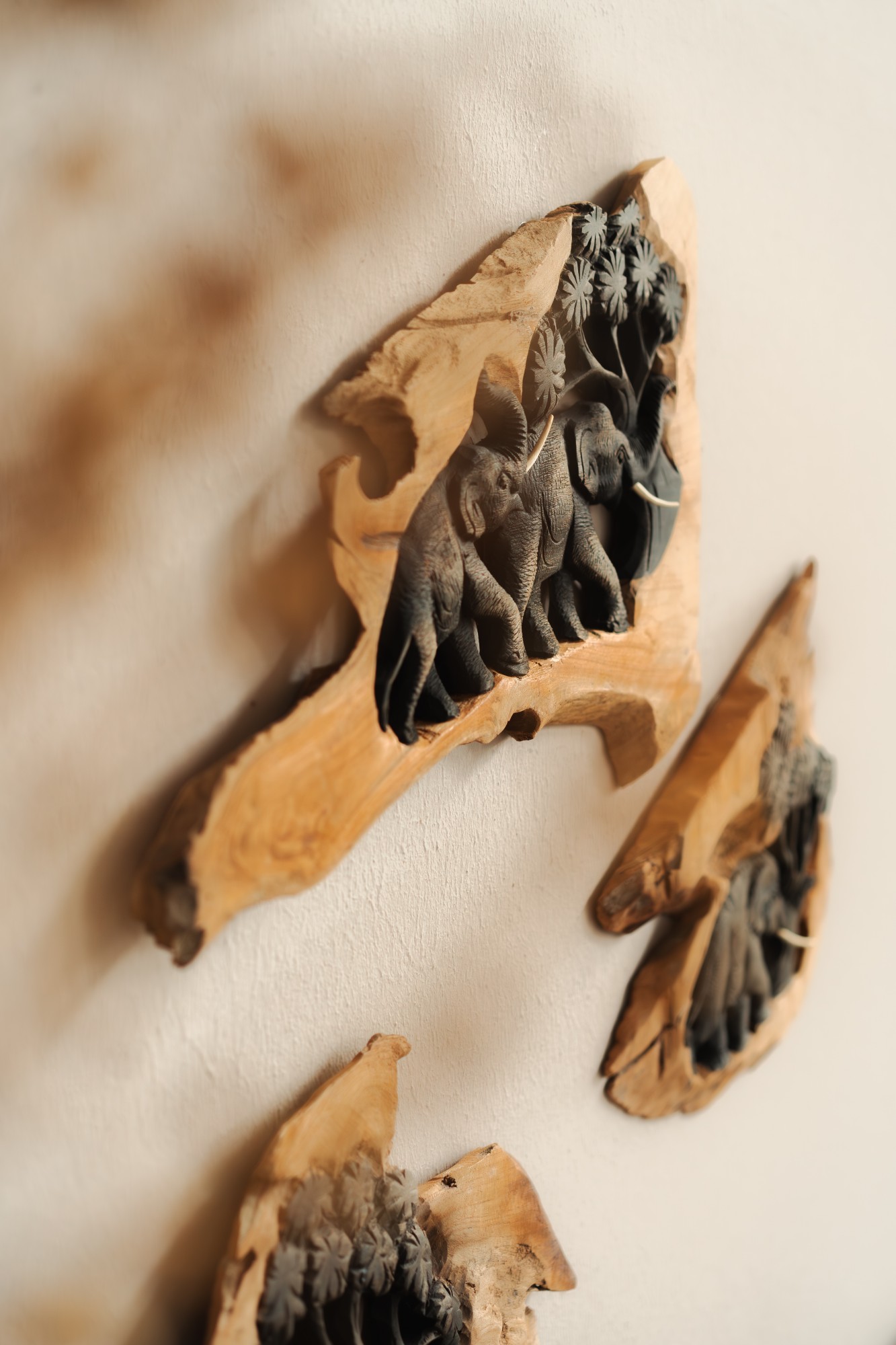 Schnitzrelief '2 Elefanten mit Baum', Teakholz, variable Maße von fischer's lagerhaus