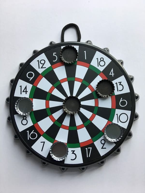 Winkee Dartbrett med flaskekapsler