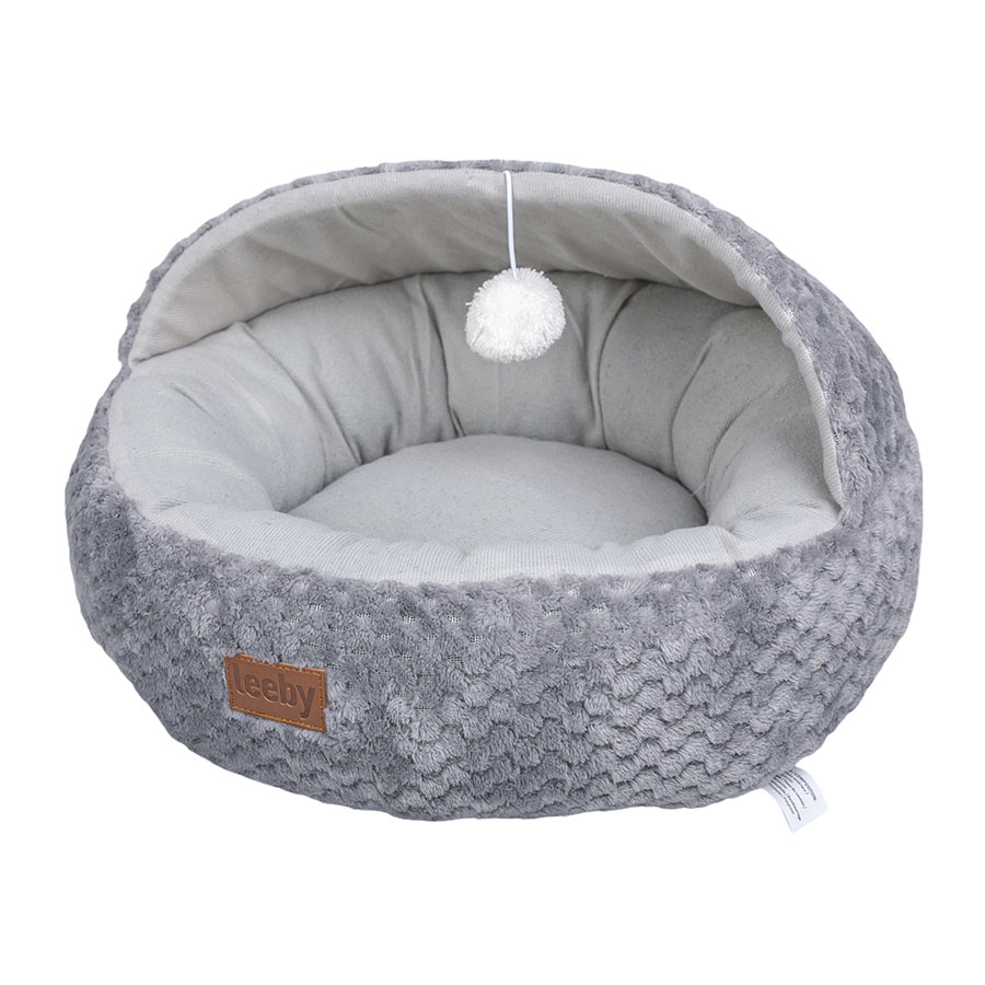 Cama Leeby cinza e branca para gatos com brinquedo.