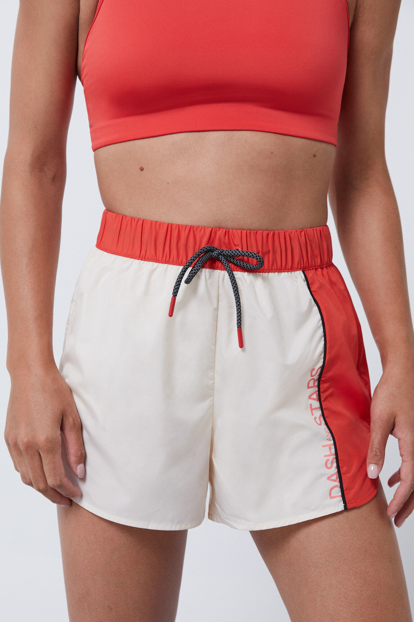 Shorts ultraleves com blocos de cores