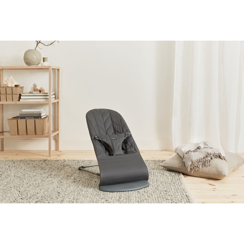 Køb BabyBjörn Anthracite Grey Skråstol Bliss - Vævet, Blomsterbladsquilt