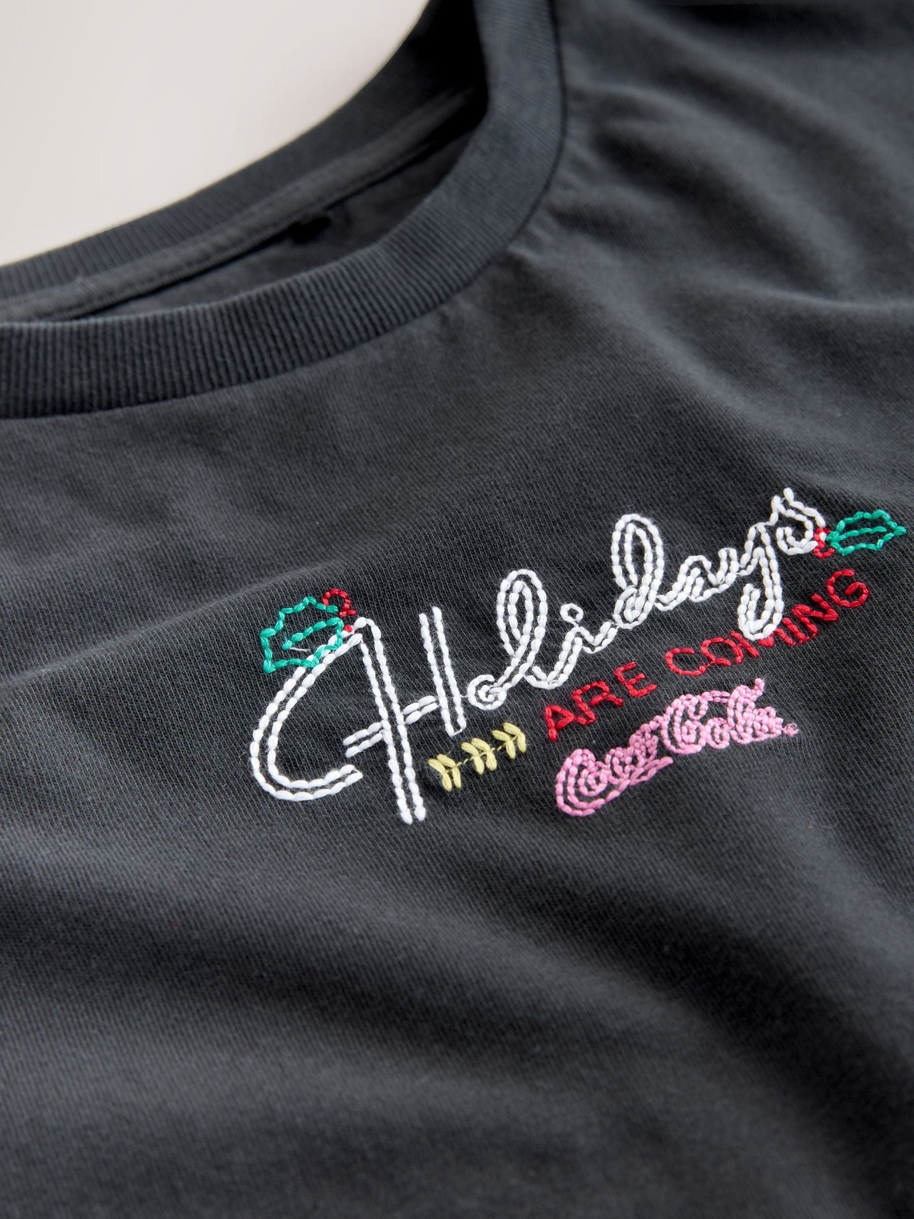 Zwart - Coca Cola® Kerstmis T-shirt met geborduurde graphic en Korte mouwen