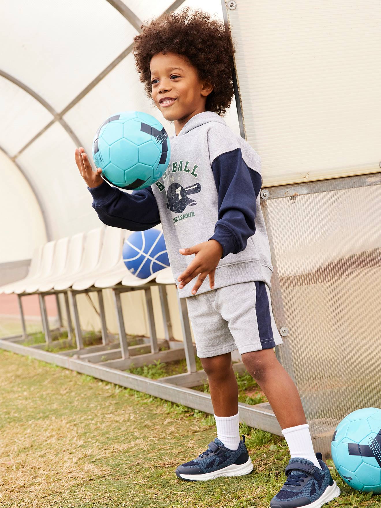 Moletom infantil tamanho médio cinza mesclado estilo beisebol com mangas contrastantes.