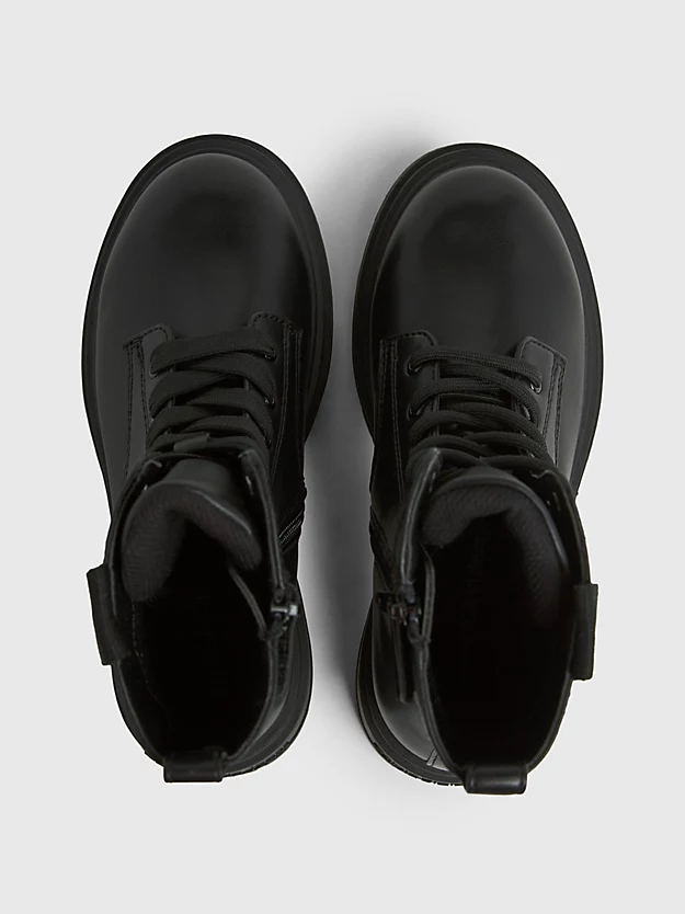 Botas infantis com cadarço