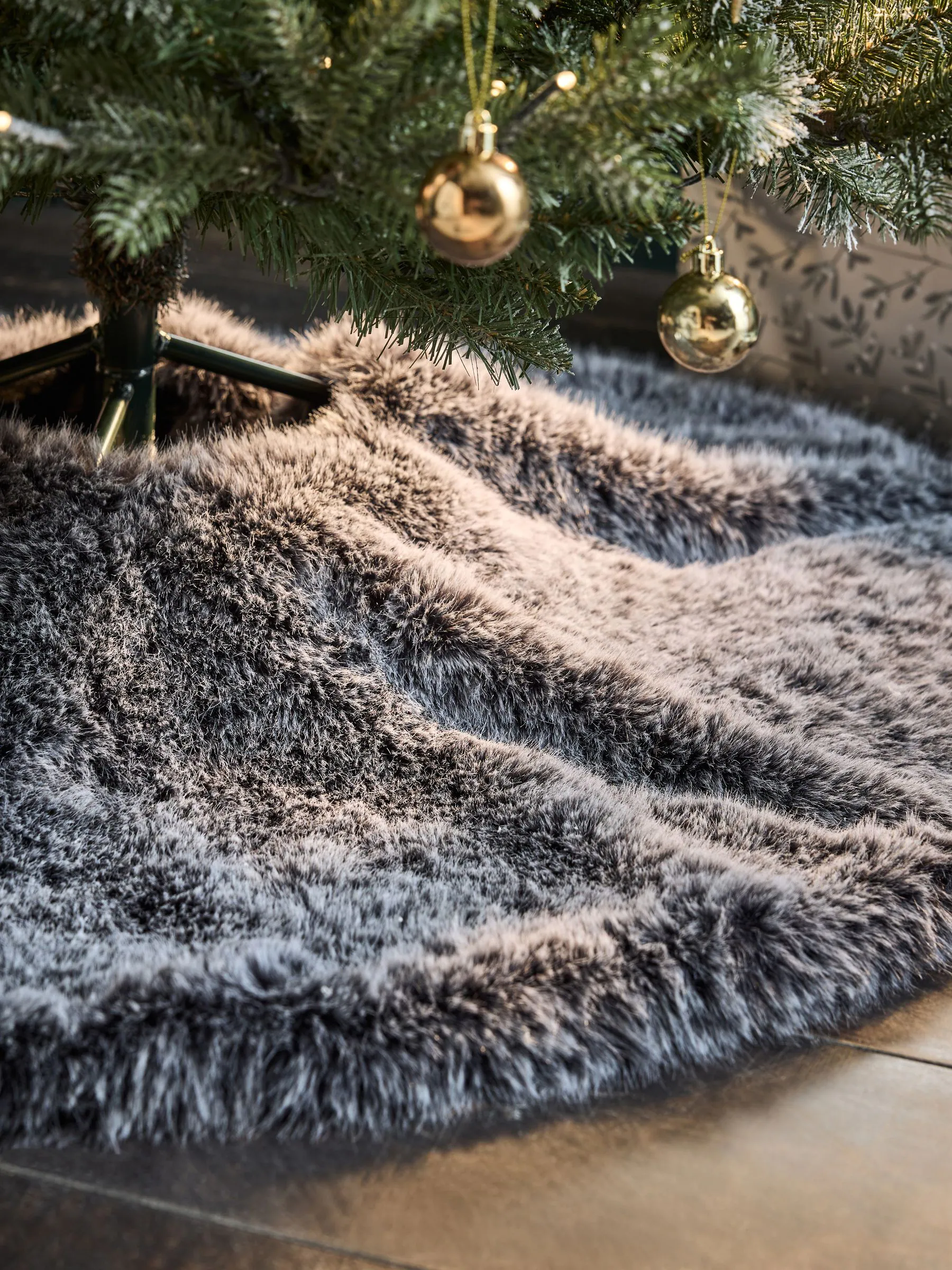Christmas Collection Luxe Faux Tree Skirt