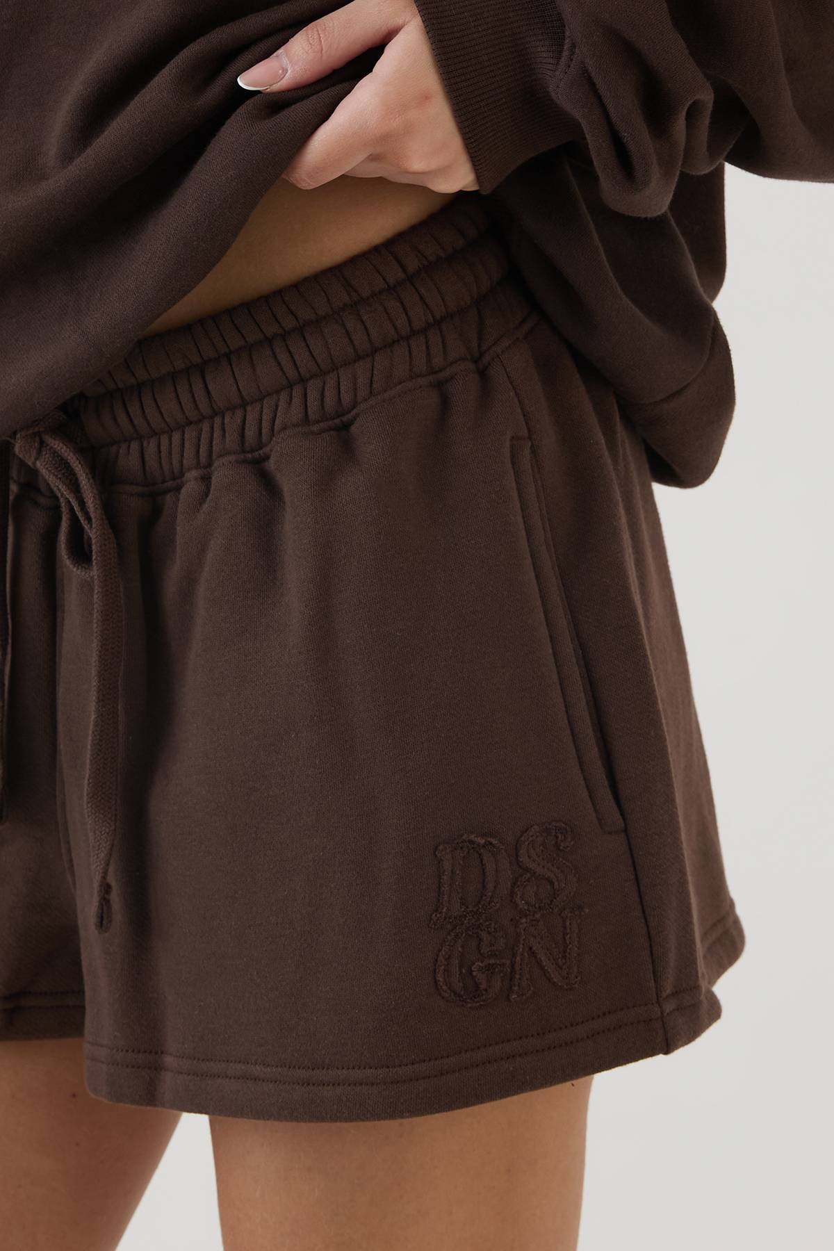 Short De Survêtement Coupe Ample Avec Appliqué En Tissu Assorti Dsgn Studio