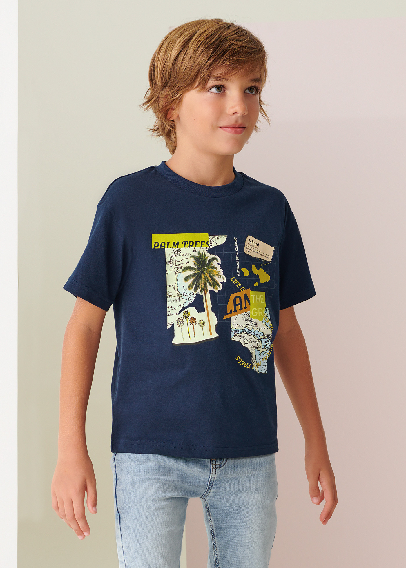 Camiseta infantil com estampa sustentável em algodão.