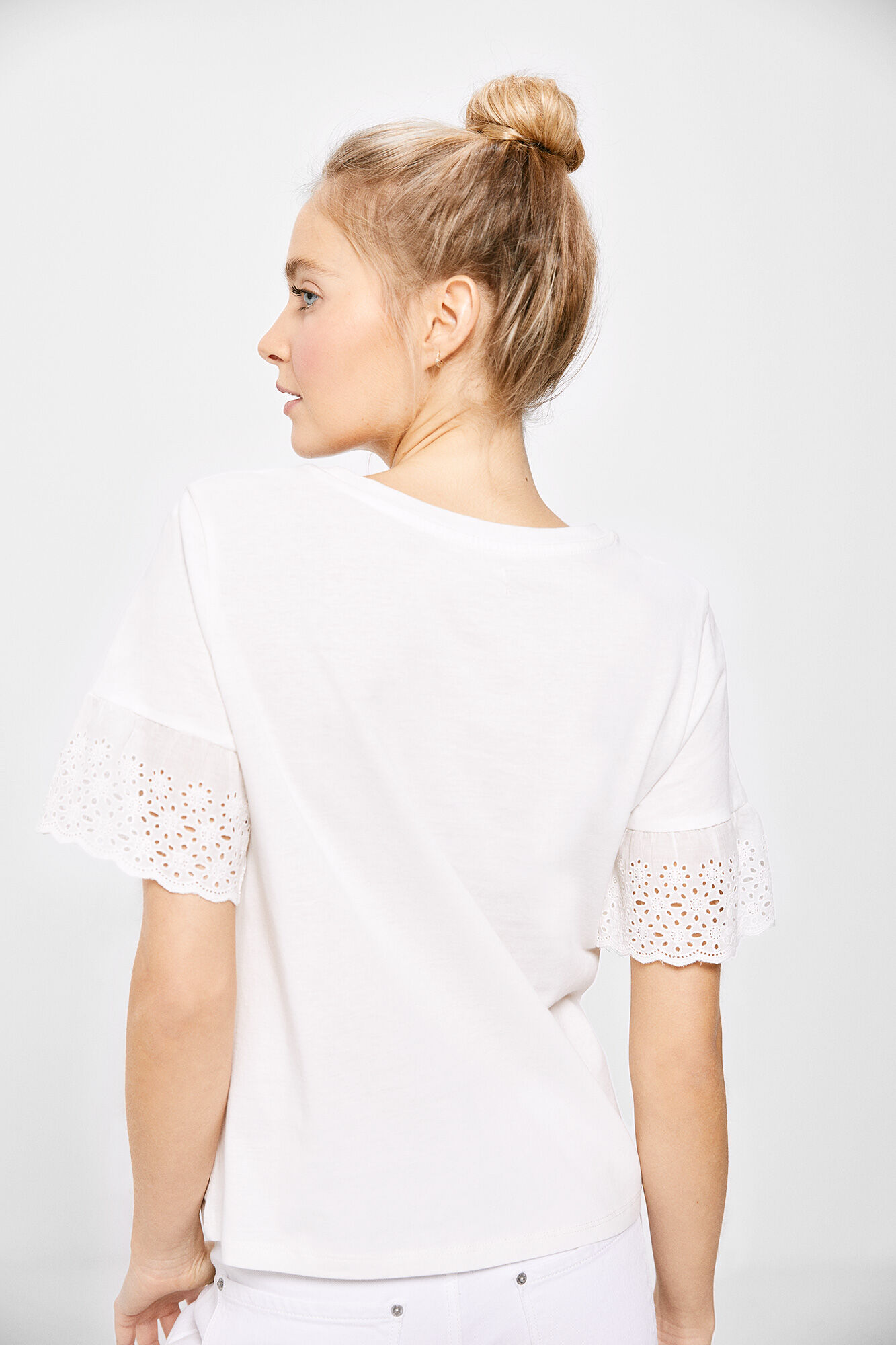 Camiseta com babados e bordado suíço - Marrom