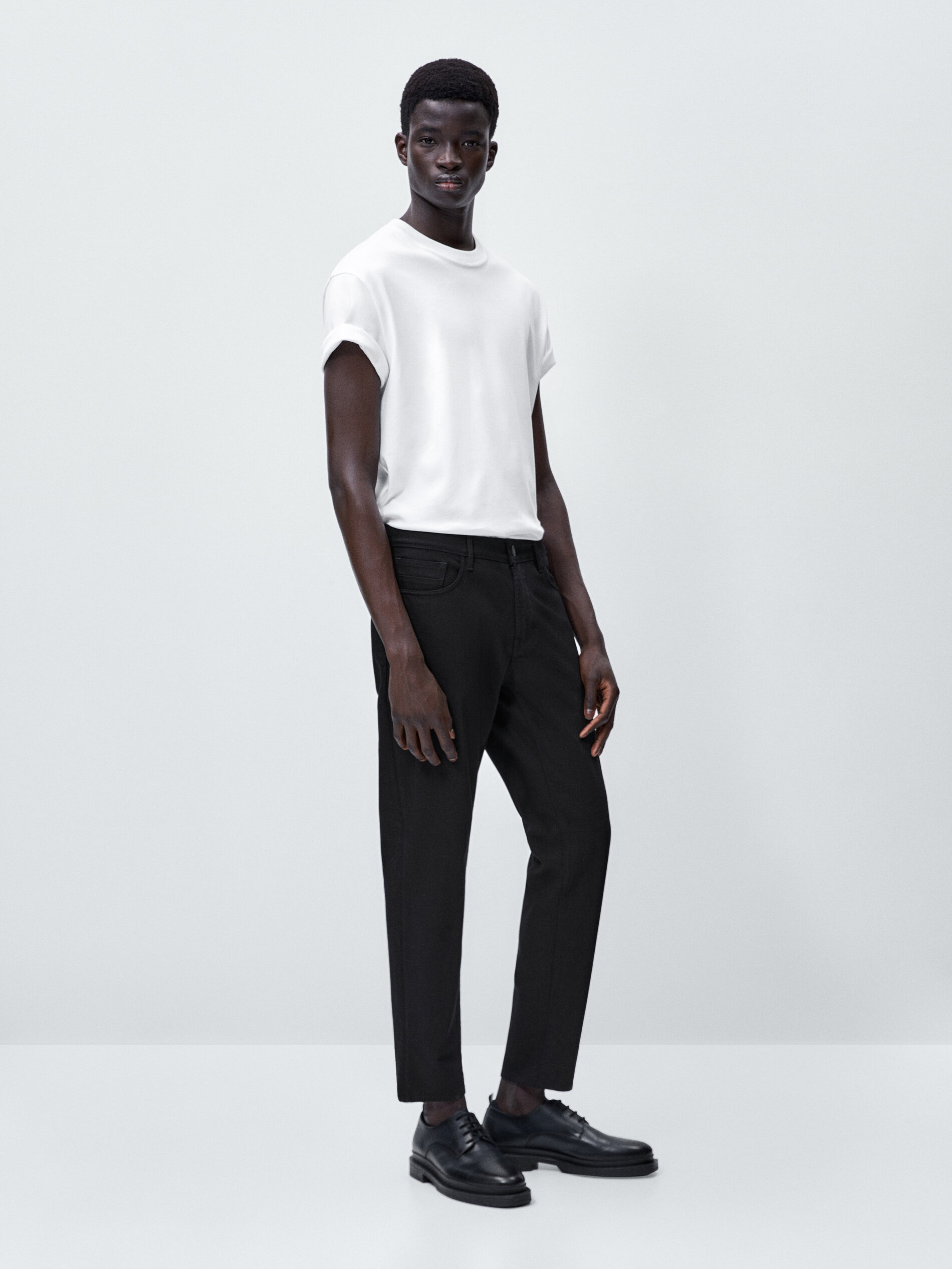 Calça jeans de corte afunilado - PRETA