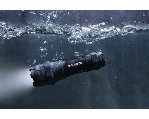 Varta Indestructible F10 Pro Zaklamp 300 lm Bereik 183 m Brandduur 40 uur LxØ 138x43,5 mm