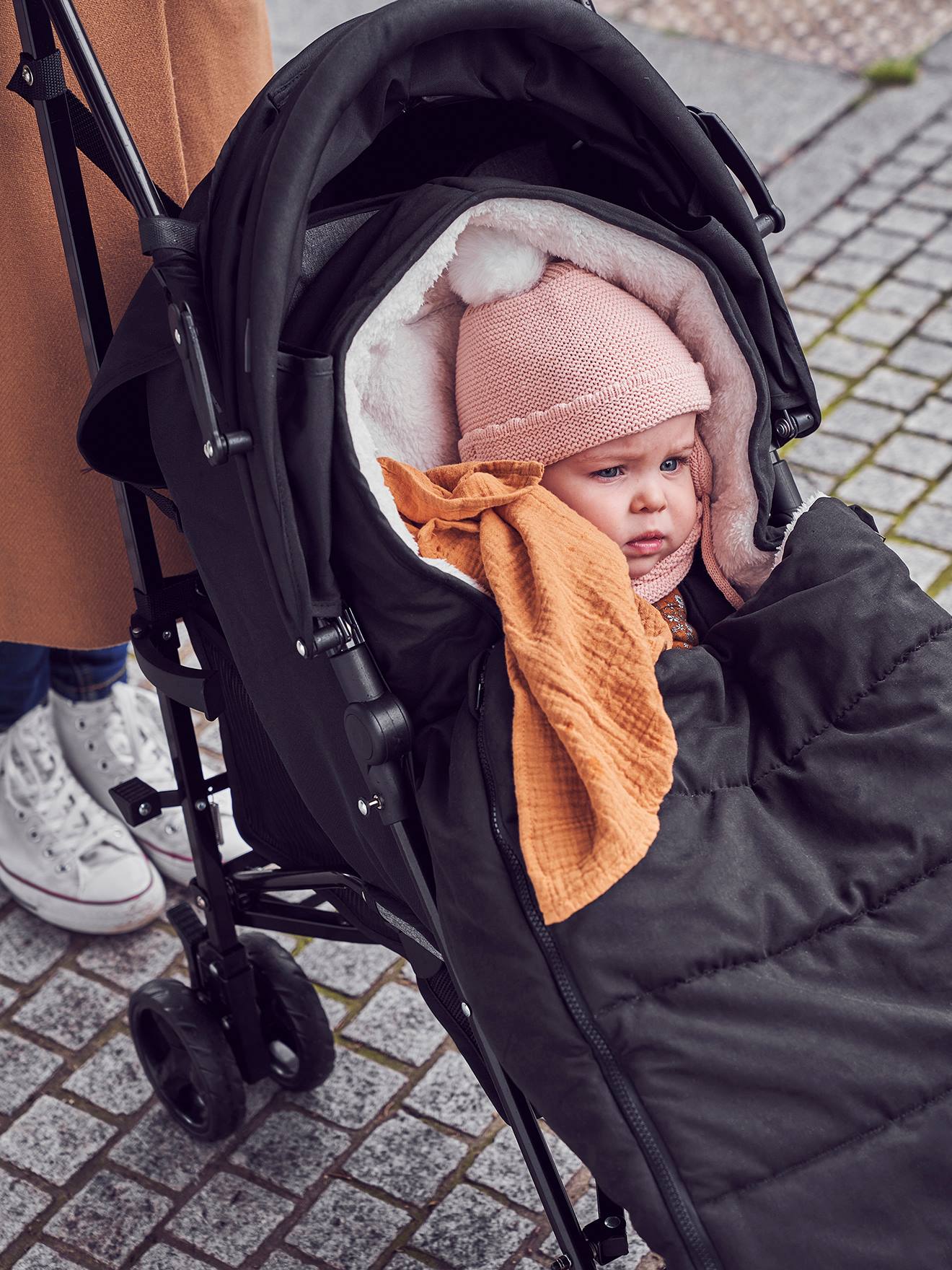 Bolsa Chancellor para carrinho de bebê feita de tecido preto liso e impermeável.